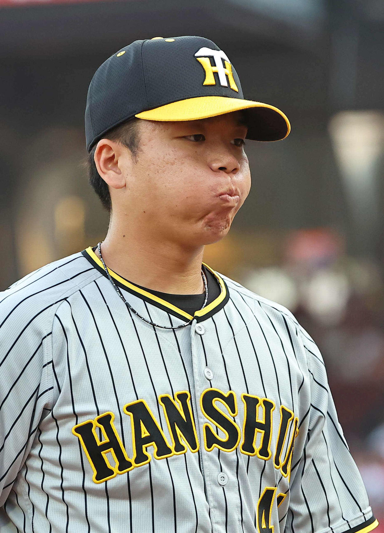 広島対阪神　1回、先制点を許した村上は悔しそうな表情でベンチに引き揚げる（撮影・上田博志）