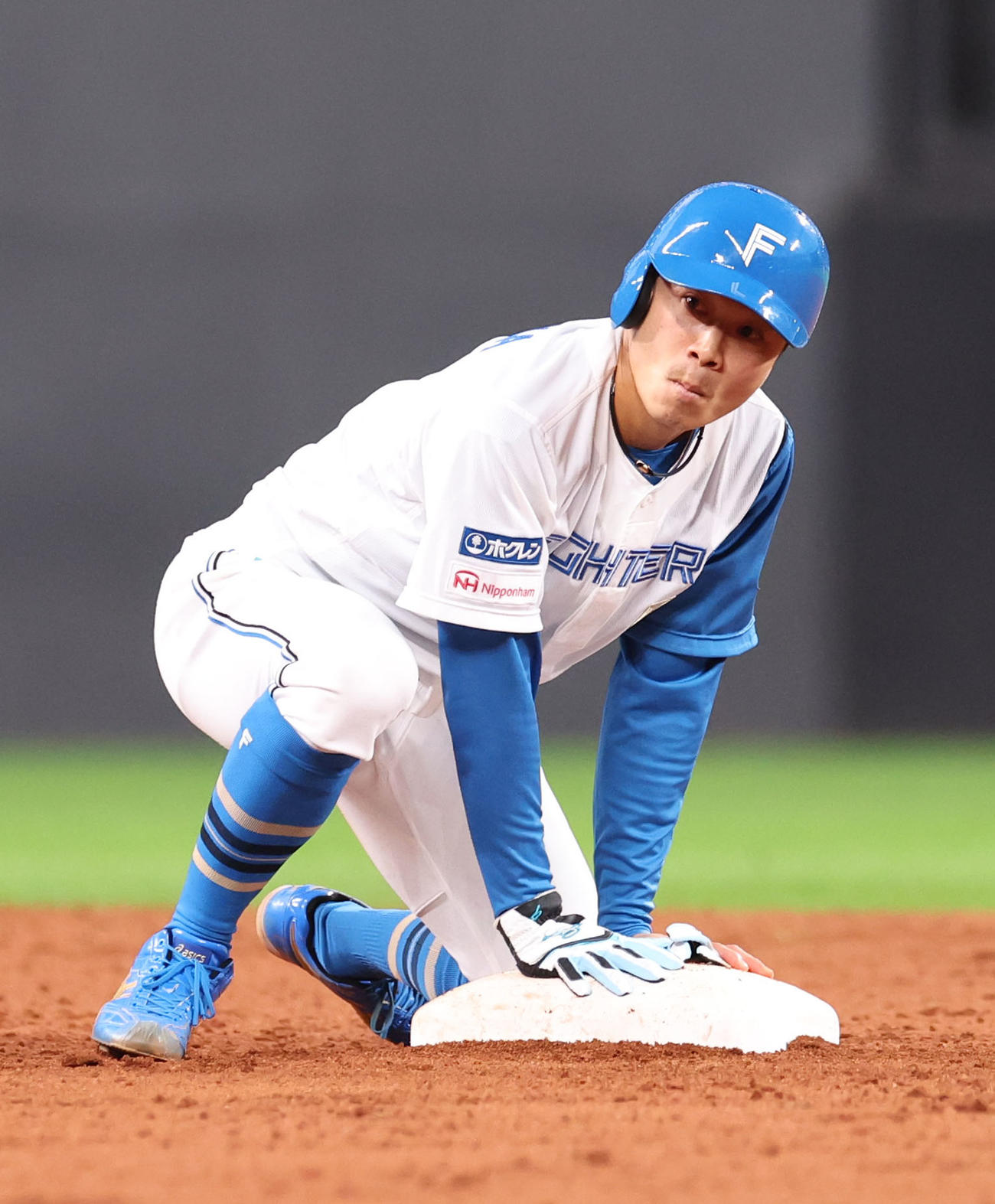 日本ハム対オリックス　3回裏日本ハム1死一塁、中島は盗塁を決める（撮影・佐藤翔太）