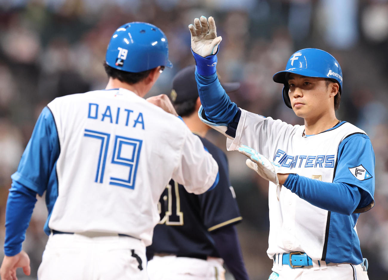 日本ハム対オリックス　3回裏日本ハム1死三塁、中島は左前適時打を放つ（撮影・佐藤翔太）