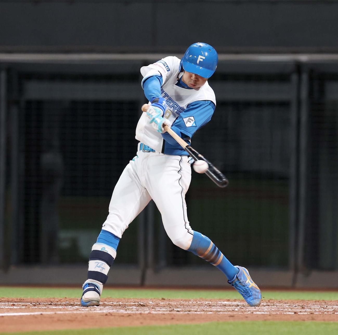 日本ハム対オリックス　3回裏日本ハム1死三塁、左前適時打を放つ中島（撮影・黒川智章）