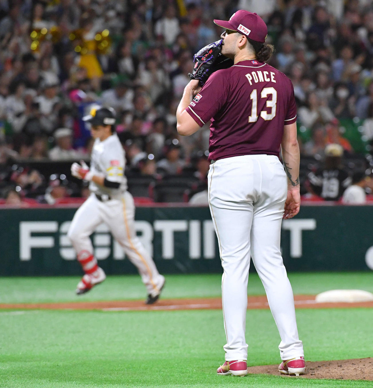 ソフトバンク対楽天　3回裏ソフトバンク無死、栗原（左）に右越え本塁打を打たれたポンセ（撮影・岩下翔太）