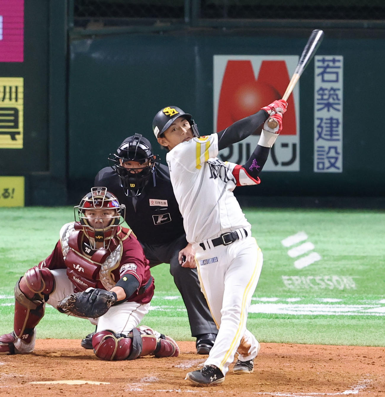 ソフトバンク対楽天　4回裏ソフトバンク1死満塁、今宮は中越え3点適時三塁打を放つ（撮影・鬼束羽瑠菜）