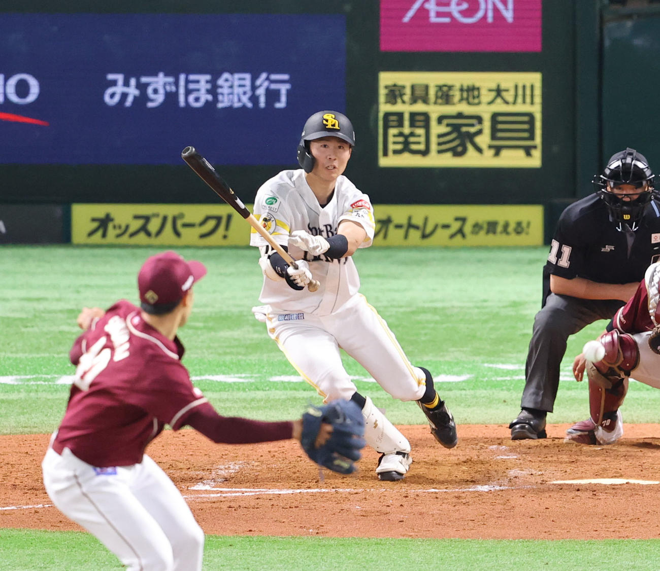 ソフトバンク対楽天　4回裏ソフトバンク1死満塁、川村は中前適時打を放つ（撮影・鬼束羽瑠菜）