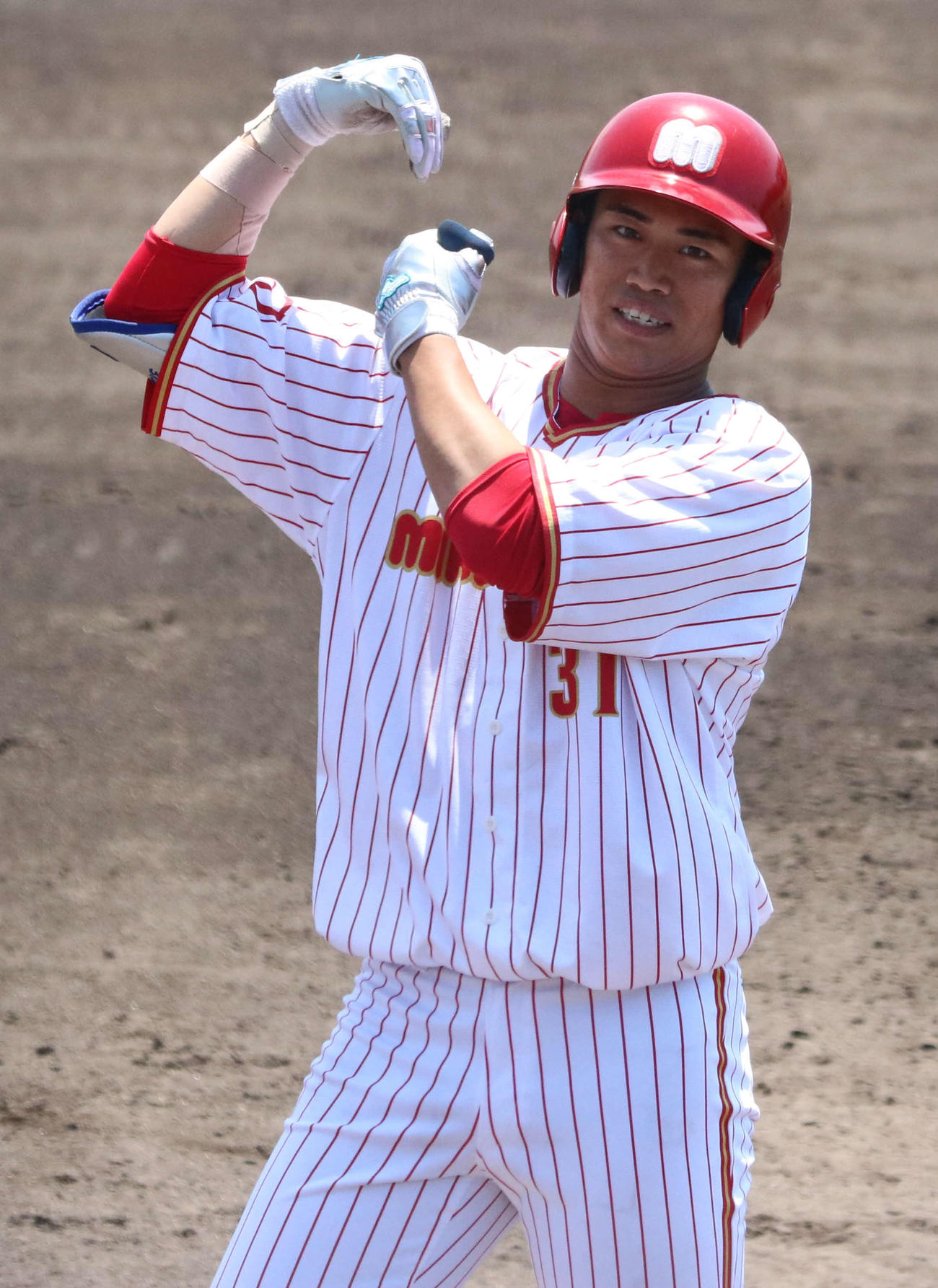 YBSホールディングス戦の9回、ミキハウス・島沢は左前適時打を放ちガッツポーズ（撮影・塚本光）