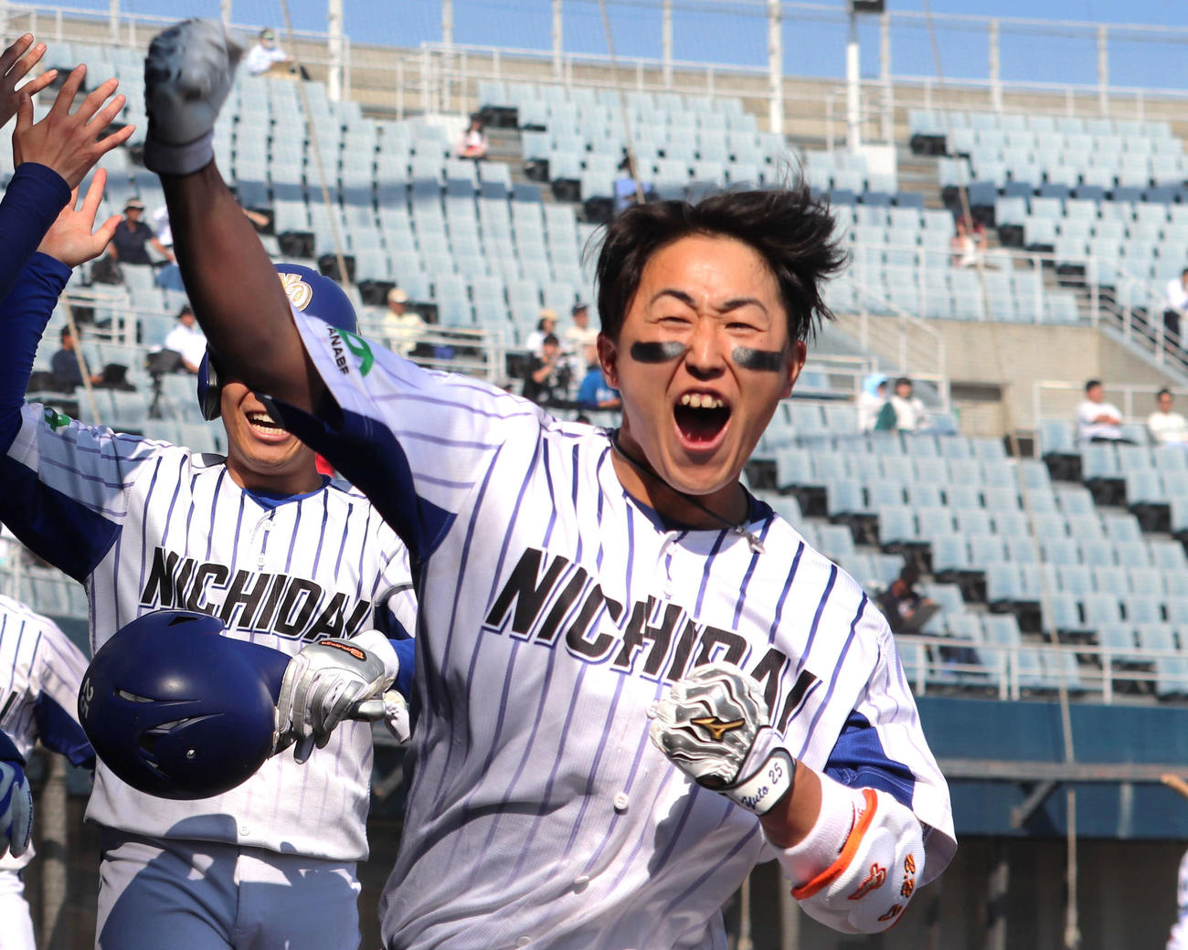 都市対抗二次予選　大阪ガス戦の8回、ニチダイ・馬場は左越え満塁本塁打を放ちガッツポーズ（撮影・中島麗）