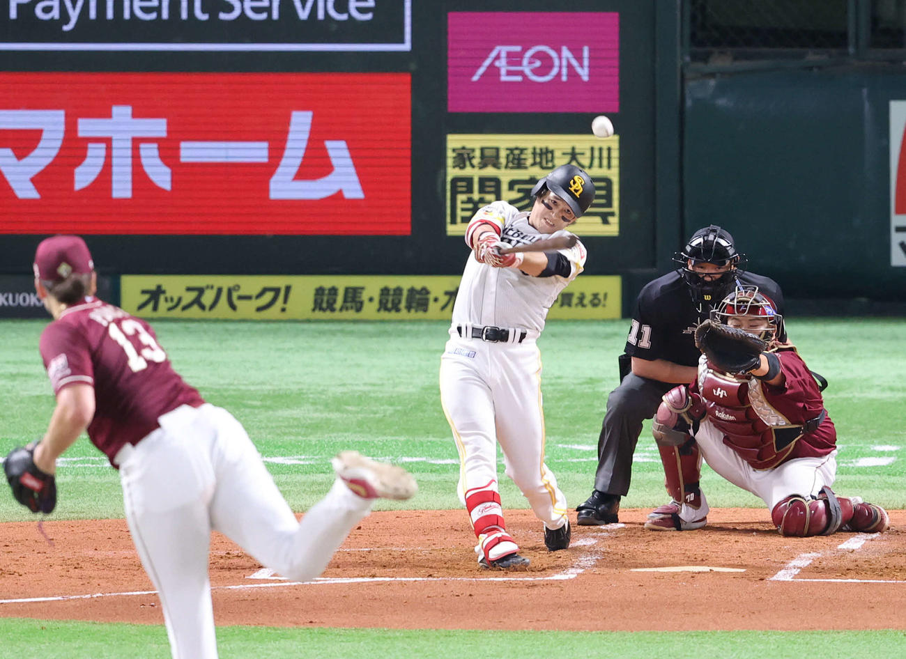 ソフトバンク対楽天　2回裏ソフトバンク無死一、二塁、栗原は中越えに先制2点適時二塁打を放つ（撮影・鬼束羽瑠菜）