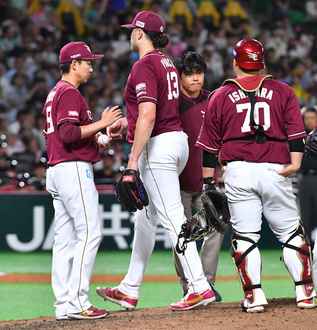 ソフトバンク対楽天　4回裏ソフトバンク無死満塁、降板となりマウンドをおりるポンセ（中央）（撮影・岩下翔太）