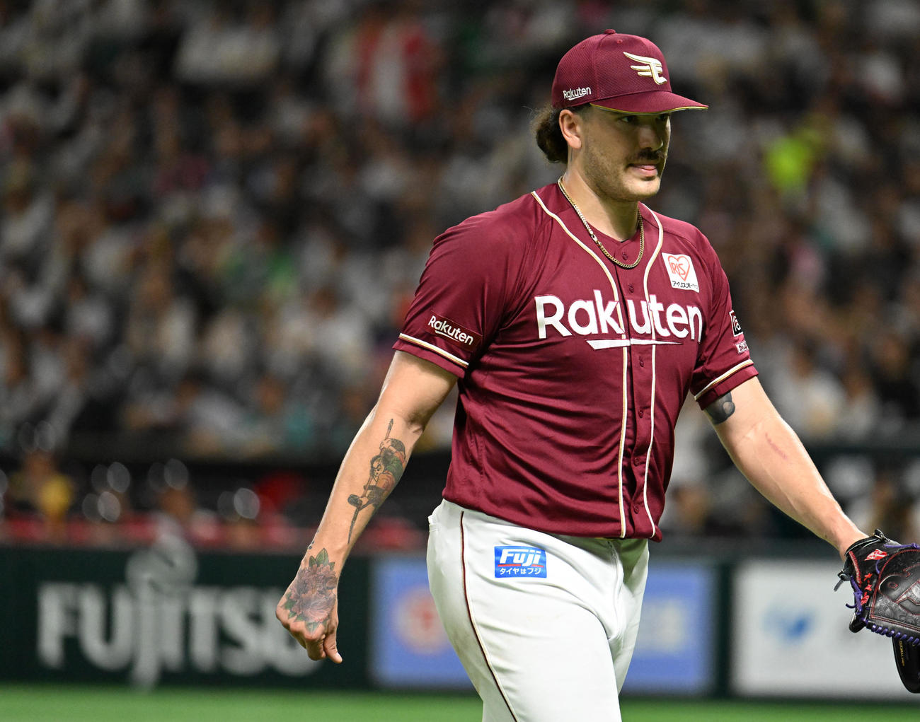 ソフトバンク対楽天　4回裏ソフトバンク無死満塁、山川穂高に死球を与え降板するポンセ（撮影・林敢治）