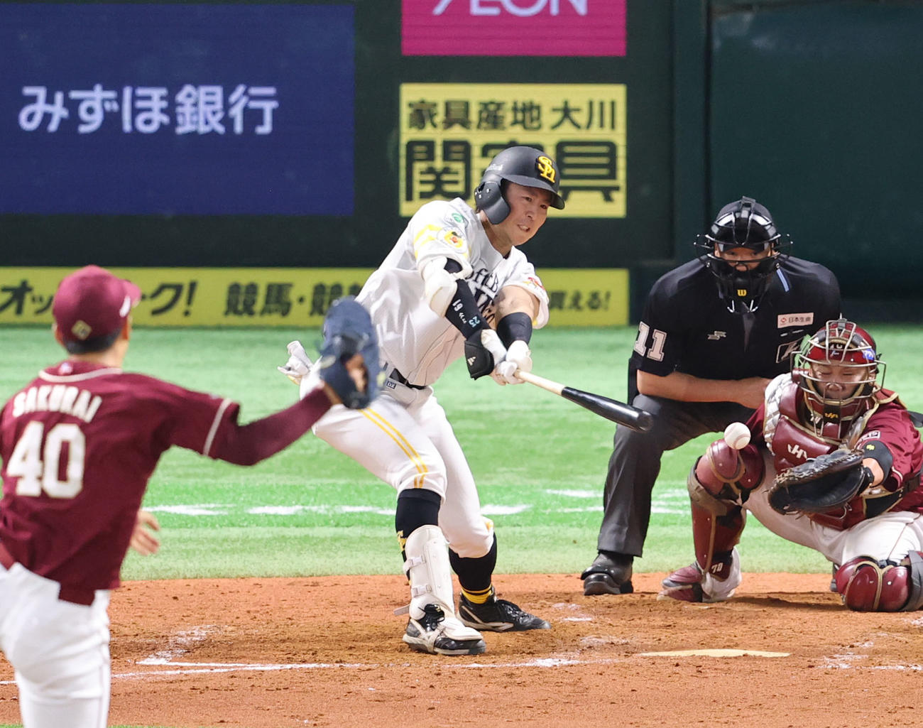 ソフトバンク対楽天　4回裏ソフトバンク1死満塁、川村は中前適時打を放つ（撮影・鬼束羽瑠菜）