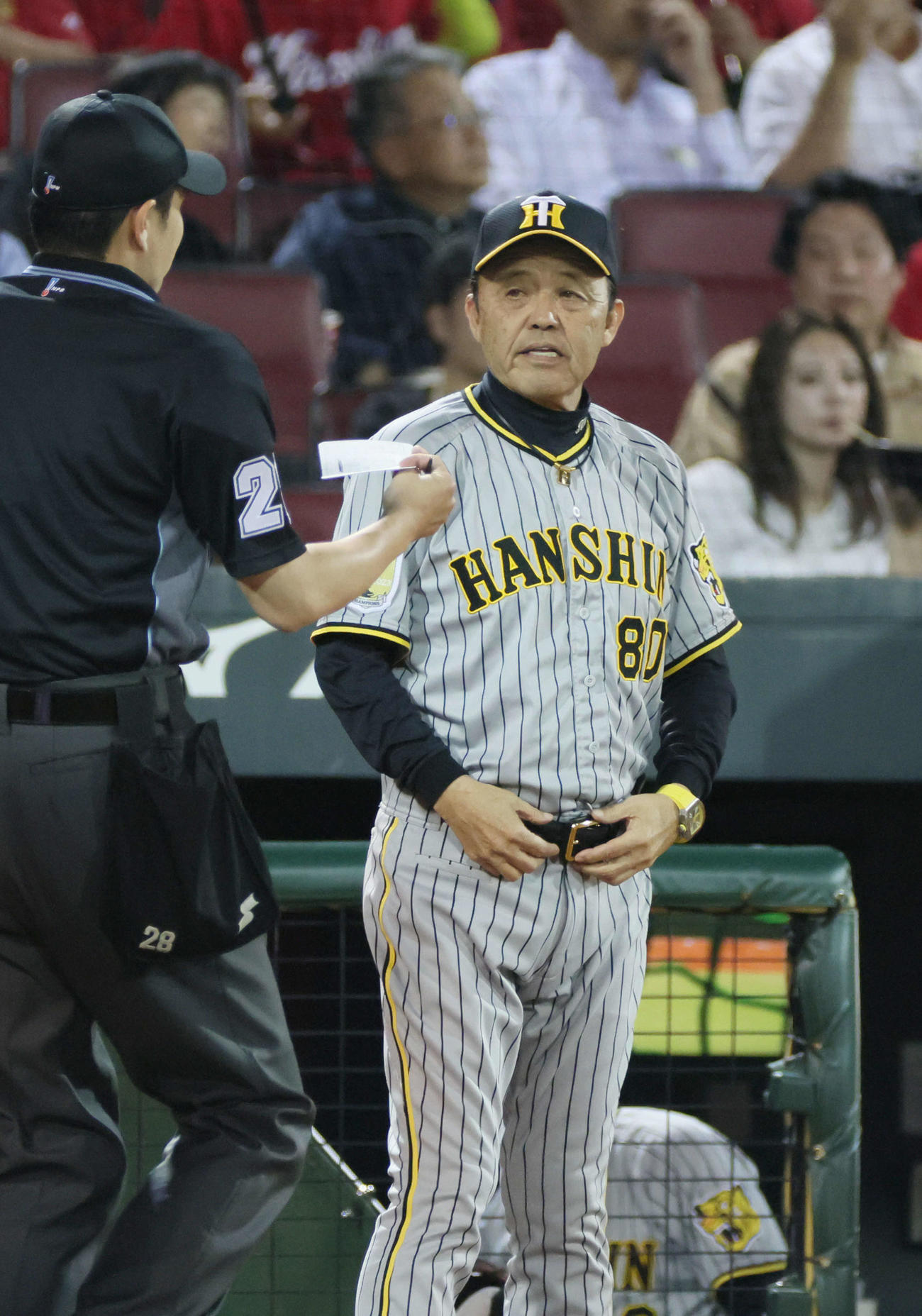 広島対阪神　6回表終了時、交代を告げる岡田監督（撮影・加藤孝規）