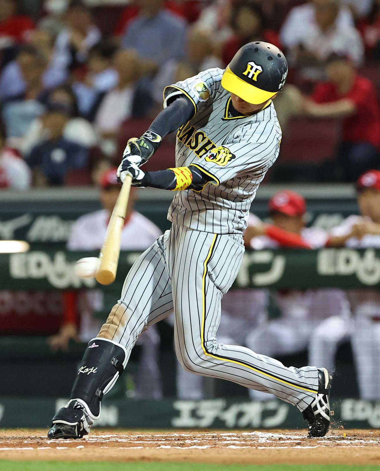 広島対阪神　8回表阪神無死一、二塁、近本は右前打を放つ（撮影・上田博志）