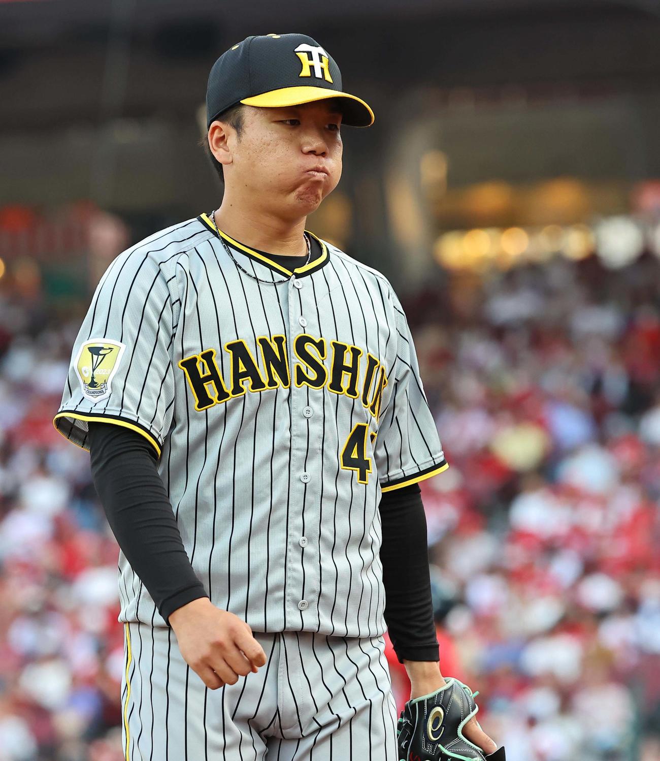 広島対阪神　1回、先制点を許した村上は悔しそうな表情でベンチに引き揚げる（撮影・上田博志）