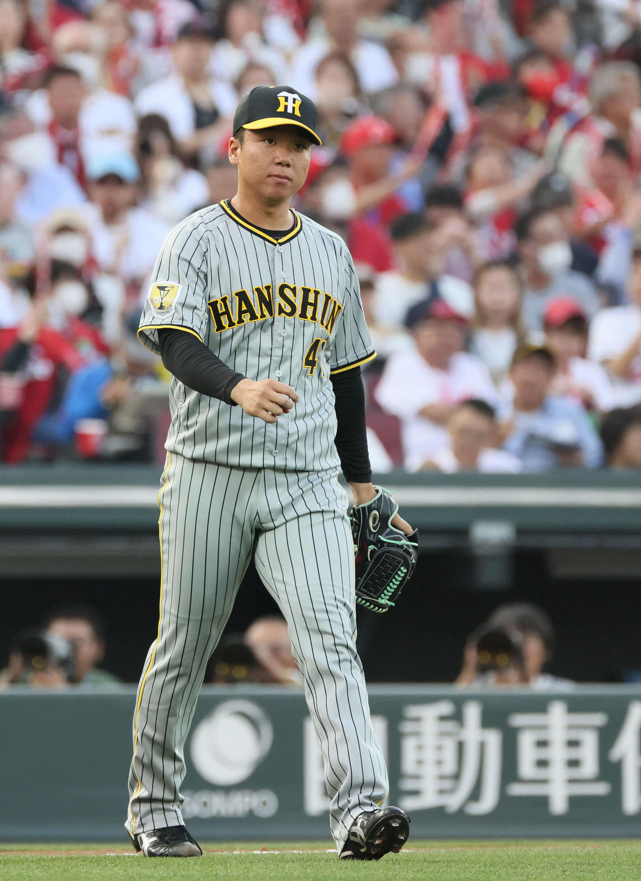 広島対阪神　2回裏広島無死一、三塁、林に適時打を浴びた村上（撮影・加藤孝規）