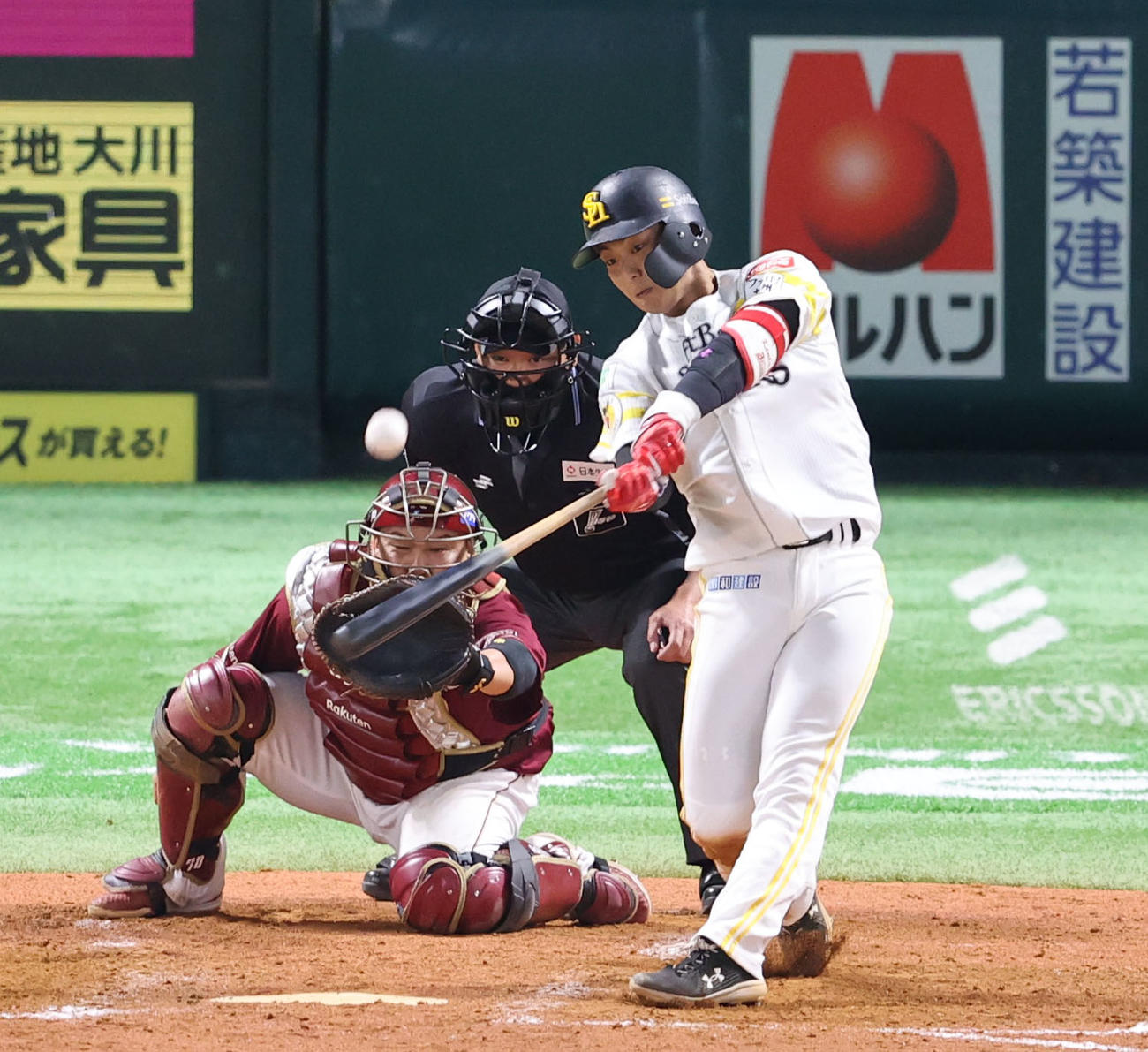 ソフトバンク対楽天　4回裏ソフトバンク1死満塁、今宮は中越え3点適時三塁打を放つ（撮影・鬼束羽瑠菜）