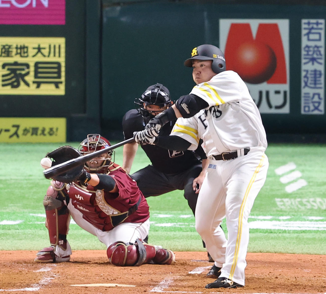 ソフトバンク対楽天　2回裏ソフトバンク2死三塁、山川は中前適時打を放つ（撮影・鬼束羽瑠菜）