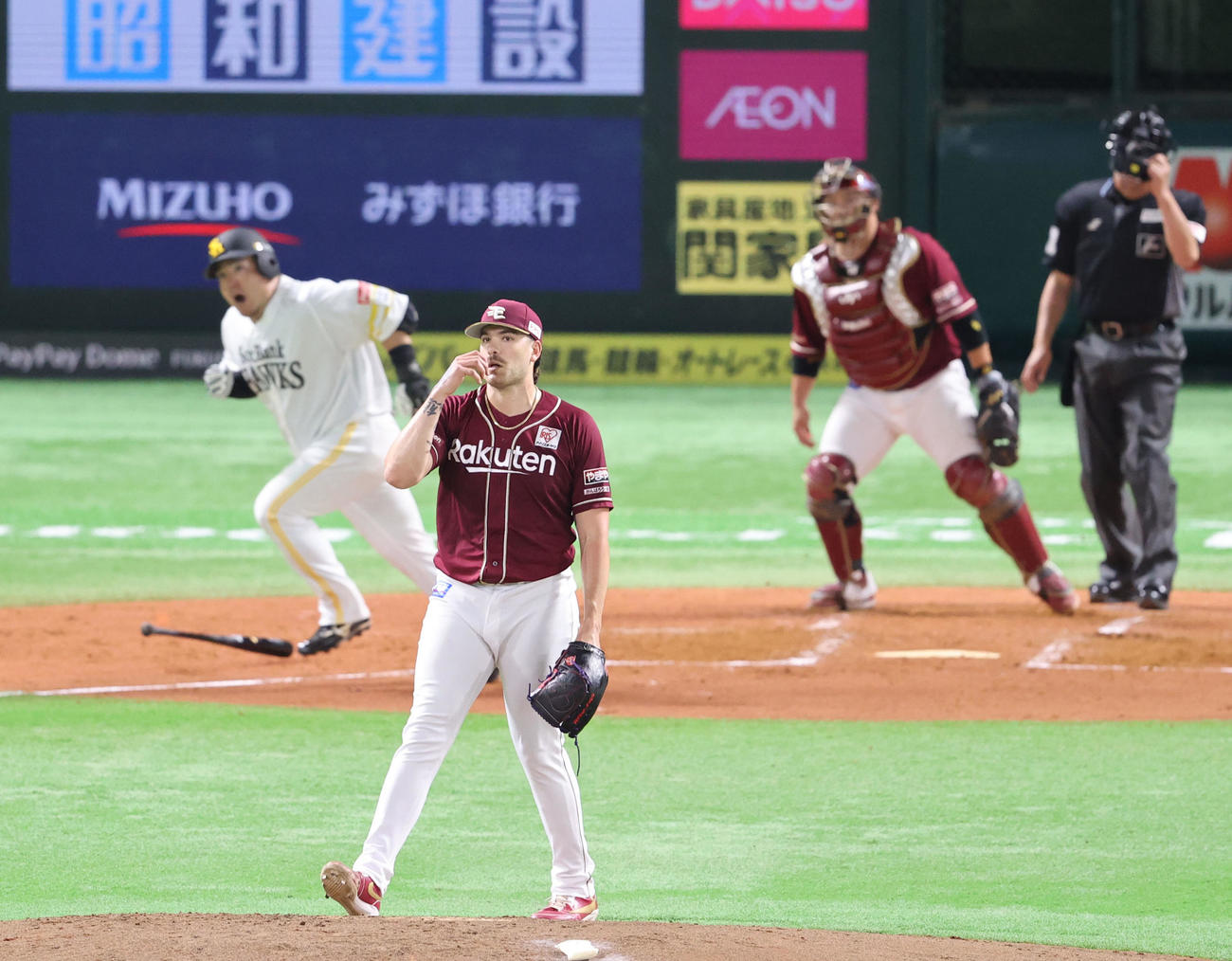 ソフトバンク対楽天　2回裏ソフトバンク2死三塁、山川に中前適時打を浴びたポンセ（撮影・鬼束羽瑠菜）