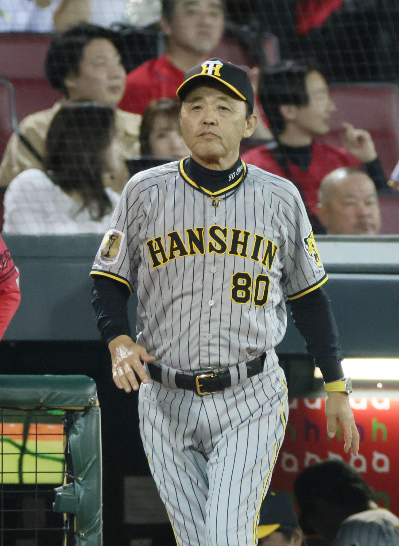 広島対阪神　6回表終了時、交代を告げる岡田監督（撮影・加藤孝規）