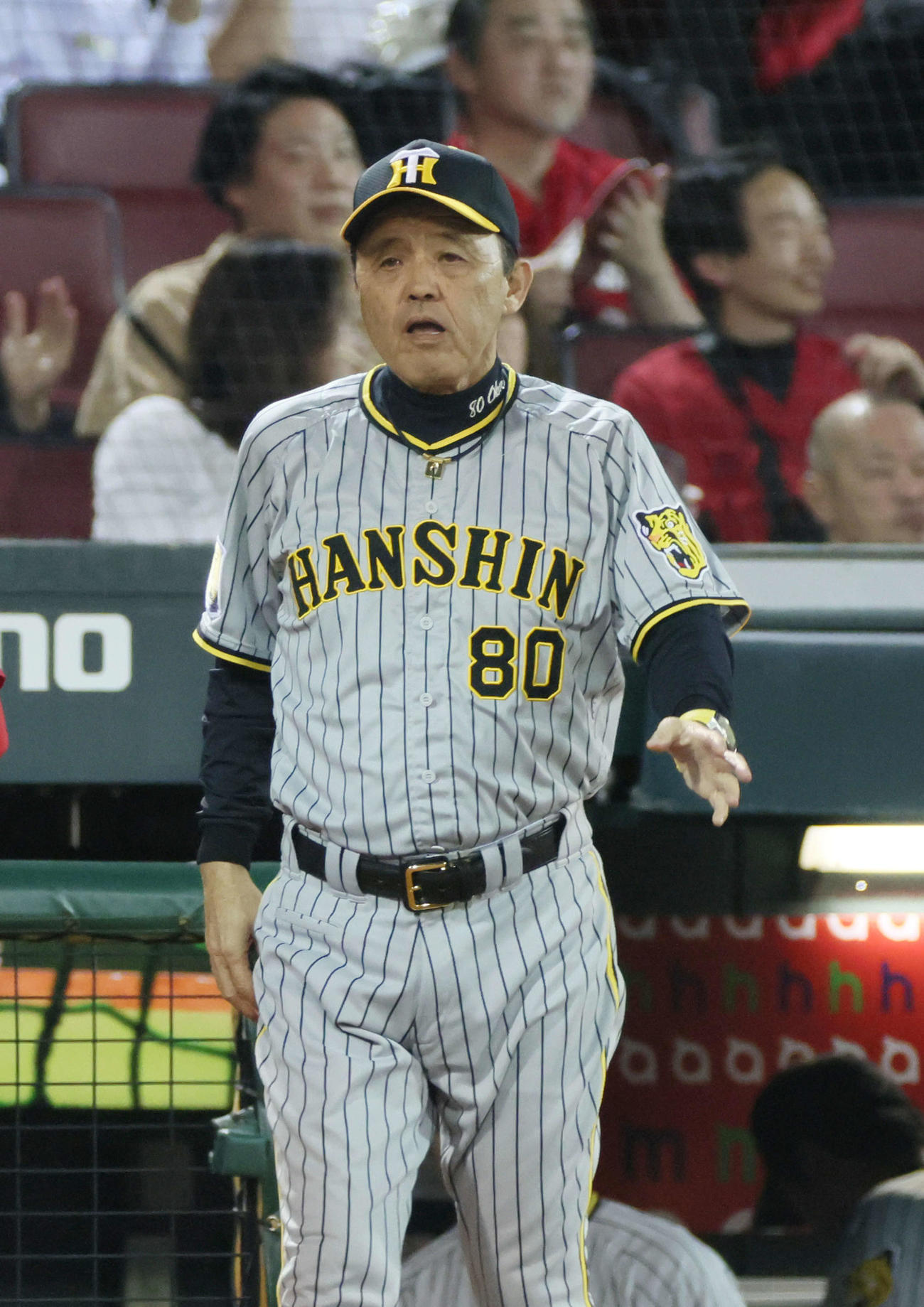 広島対阪神　6回表終了時、交代を告げる岡田監督（撮影・加藤孝規）