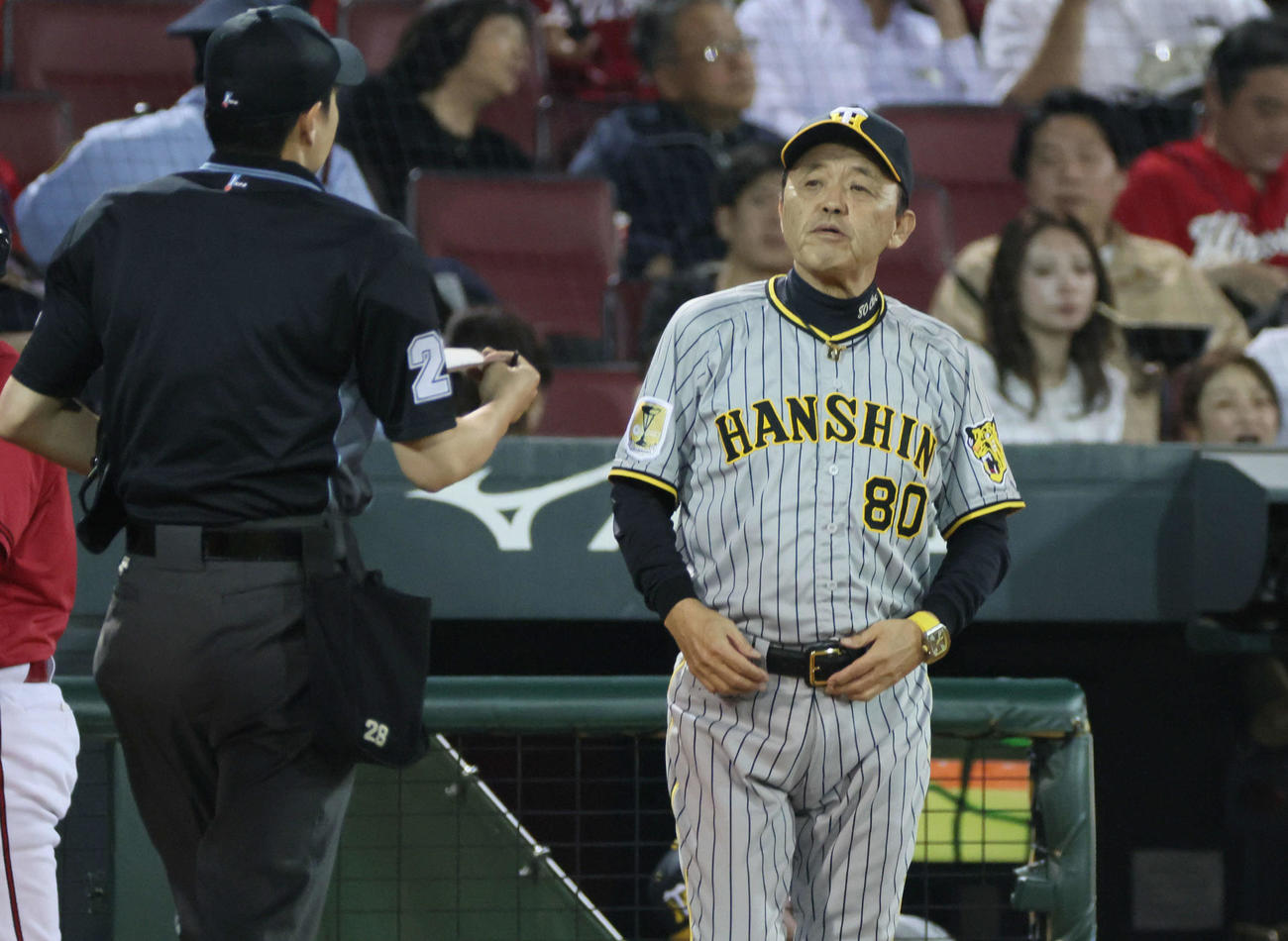 広島対阪神　6回表終了時、交代を告げる岡田監督（撮影・加藤孝規）
