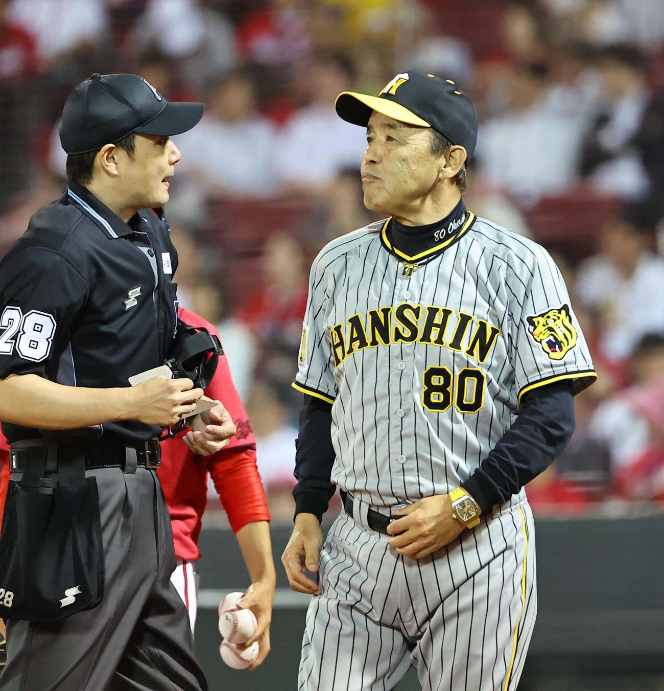 広島対阪神　選手交代を告げる岡田監督（撮影・上田博志）