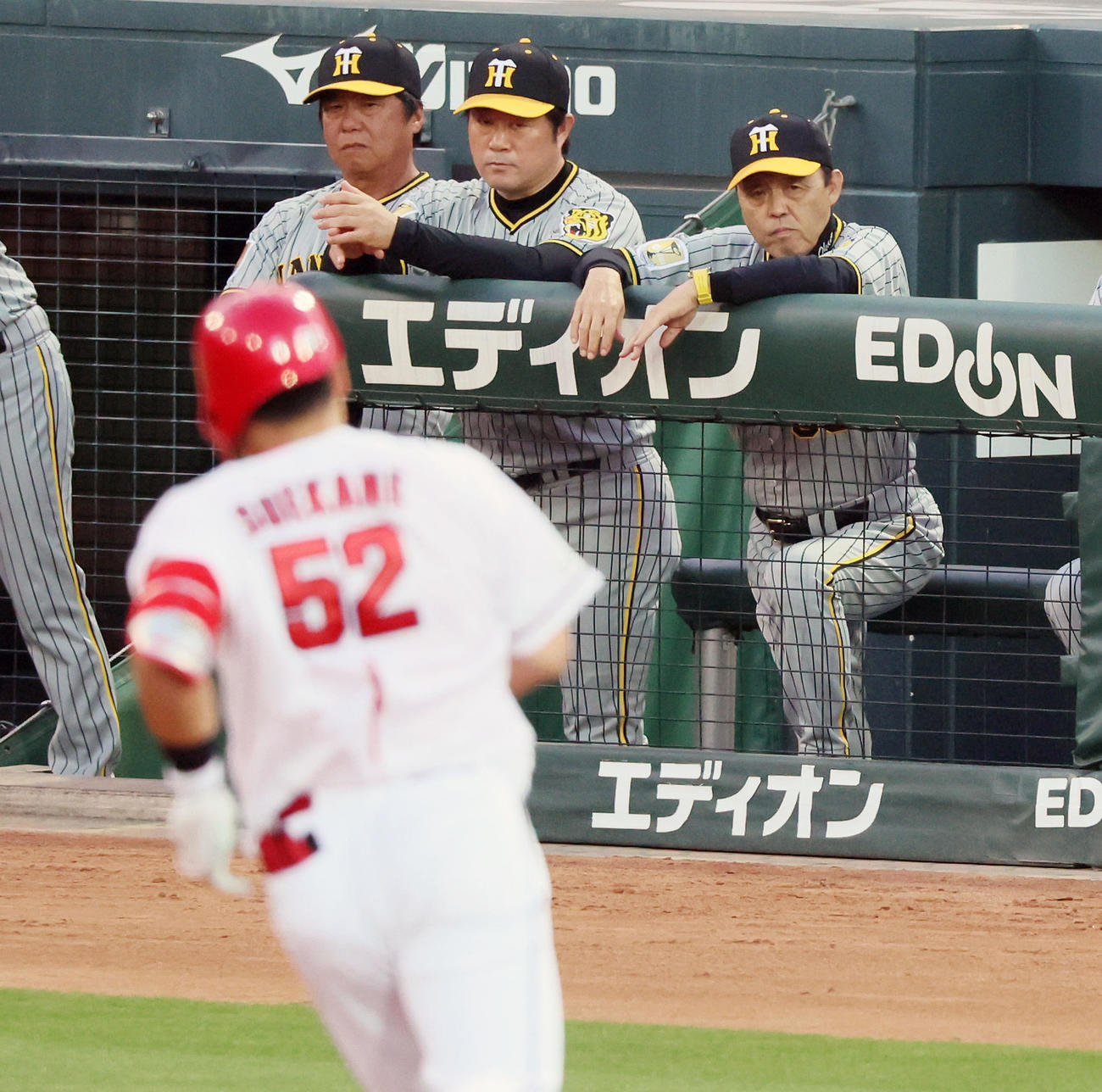 広島対阪神　3回裏広島無死一、三塁、岡田監督は末包の中越え3点本塁打に渋い顔（撮影・加藤哉）