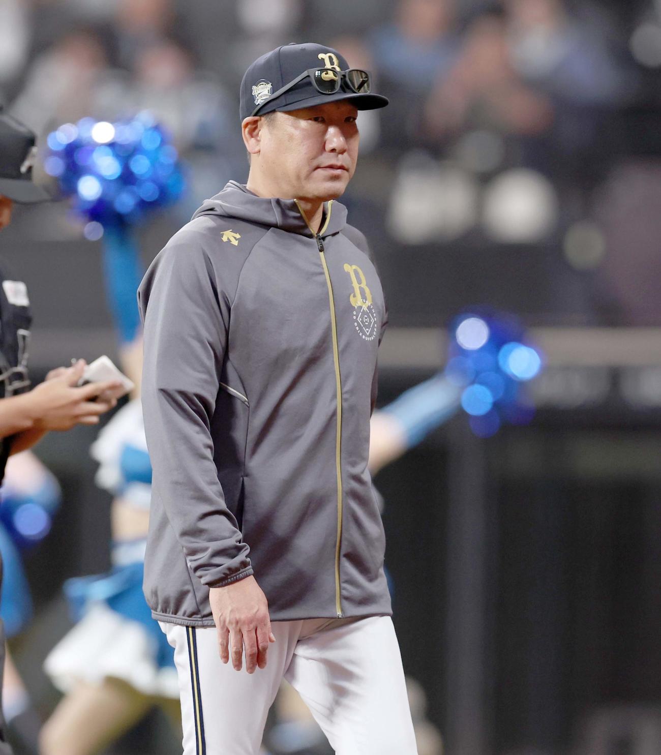 日本ハム対オリックス　投手交代を告げる中嶋監督（撮影・黒川智章）