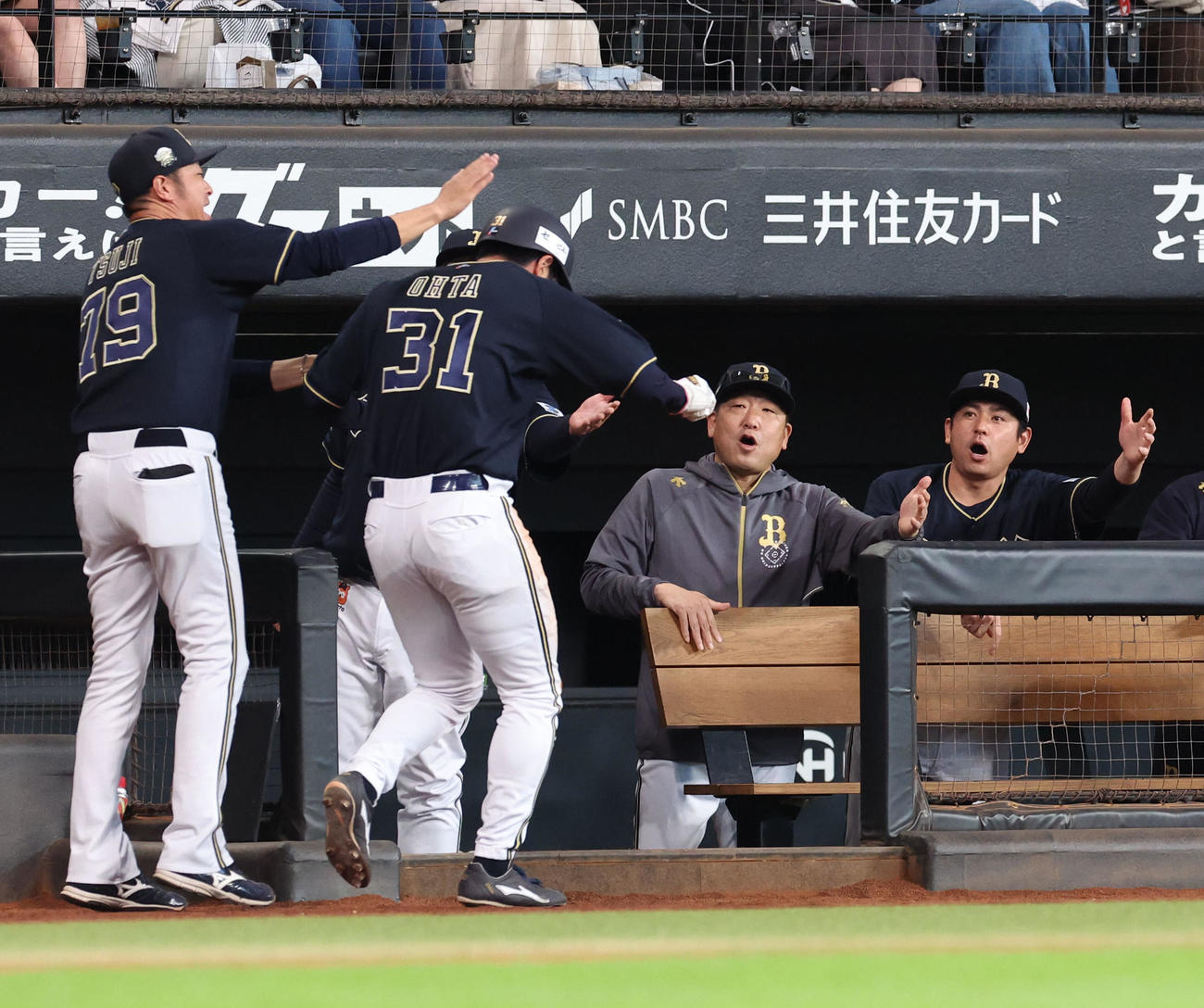 日本ハム対オリックス　2回表オリックス1死一、三塁、茶野の左前適時打で生還した太田（左から2人目）を出迎える中嶋監督（撮影・佐藤翔太）