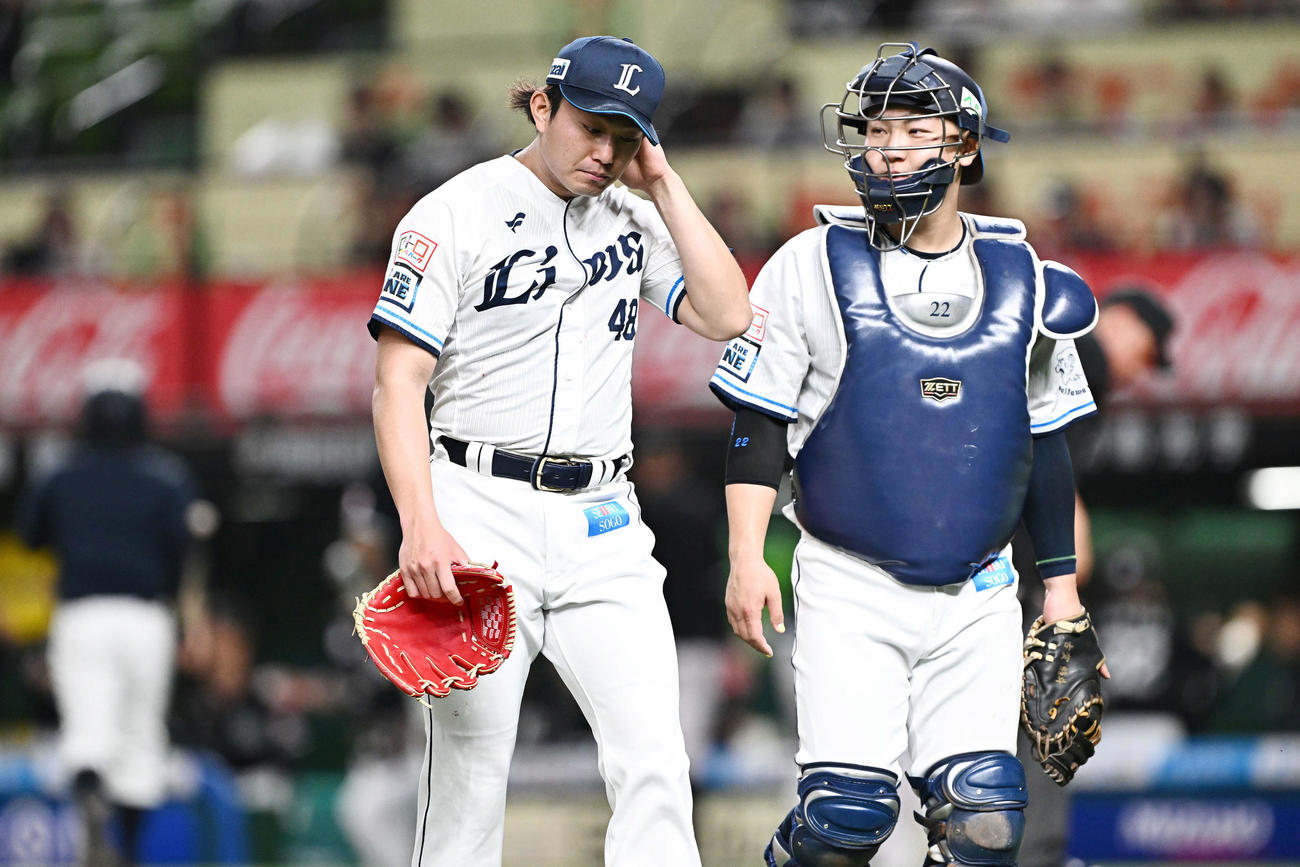 西武対ロッテ　1回表に5失点し引き揚げる西武先発の今井（左）と古賀（撮影・滝沢徹郎）