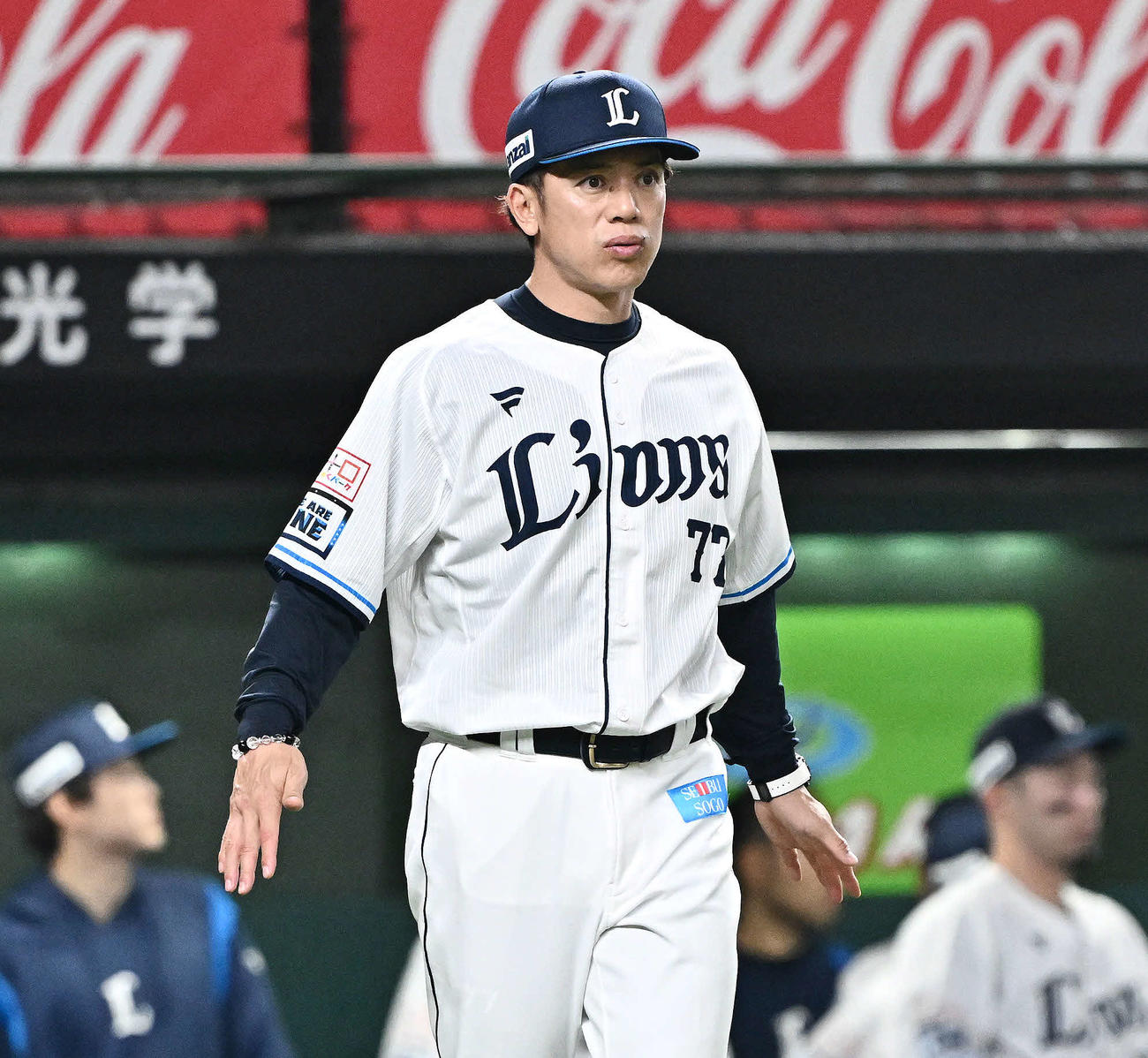 西武対ロッテ　交代を伝える西武松井監督（撮影・滝沢徹郎）