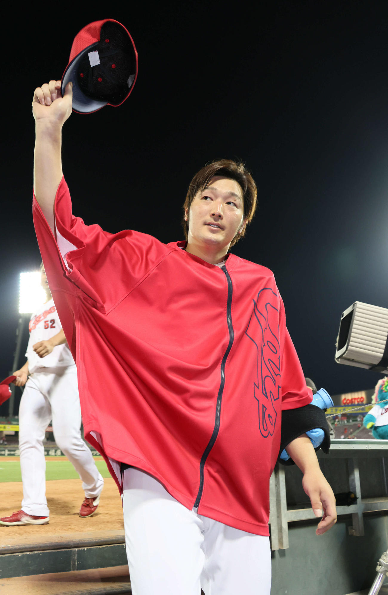 広島対阪神　ファンの声援に応える床田（撮影・加藤孝規）