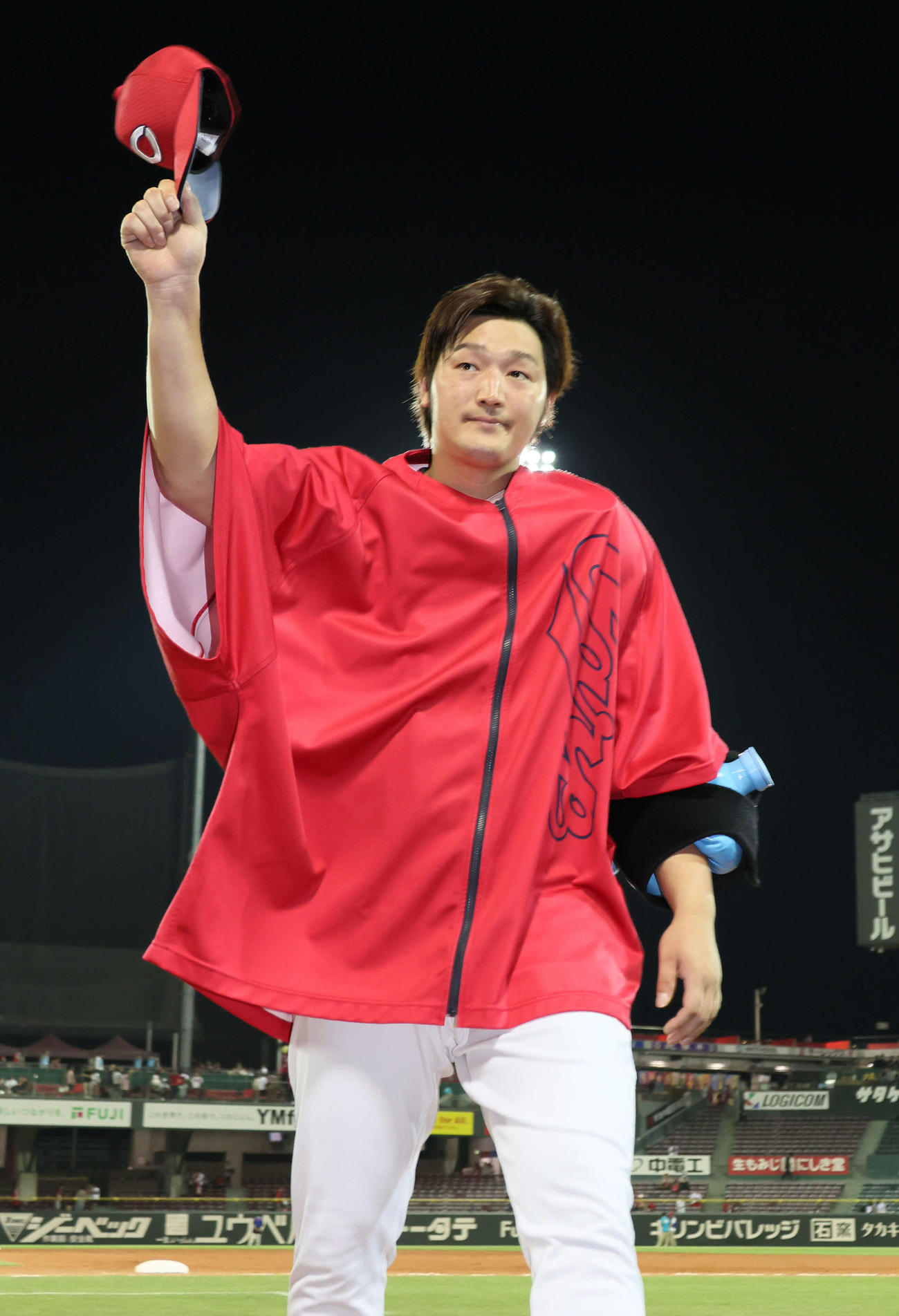 広島対阪神　ファンの声援に応える床田（撮影・加藤孝規）