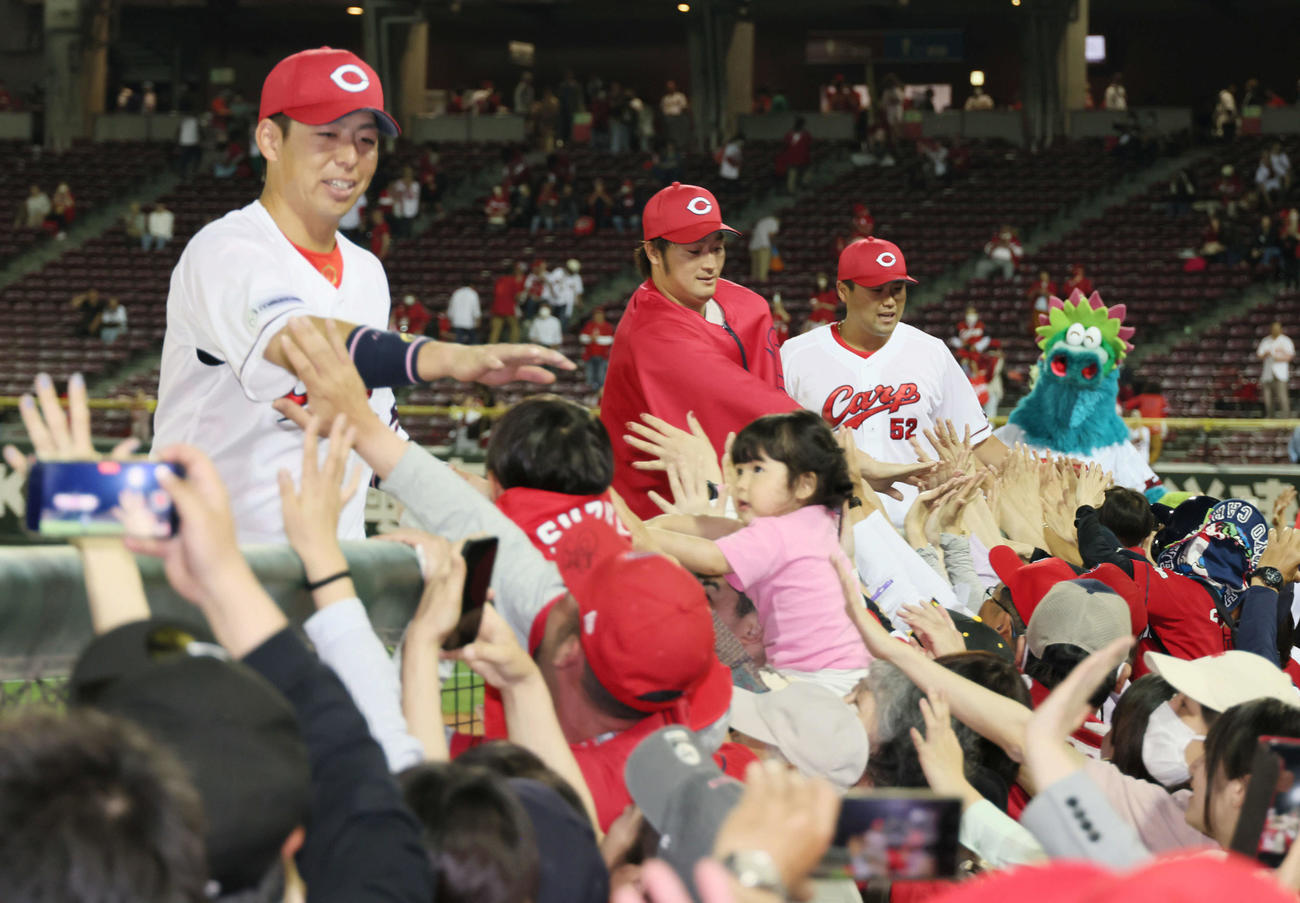 広島対阪神　阪神に勝ち、ファンとふれあう左から野間、床田、末包（撮影・加藤孝規）
