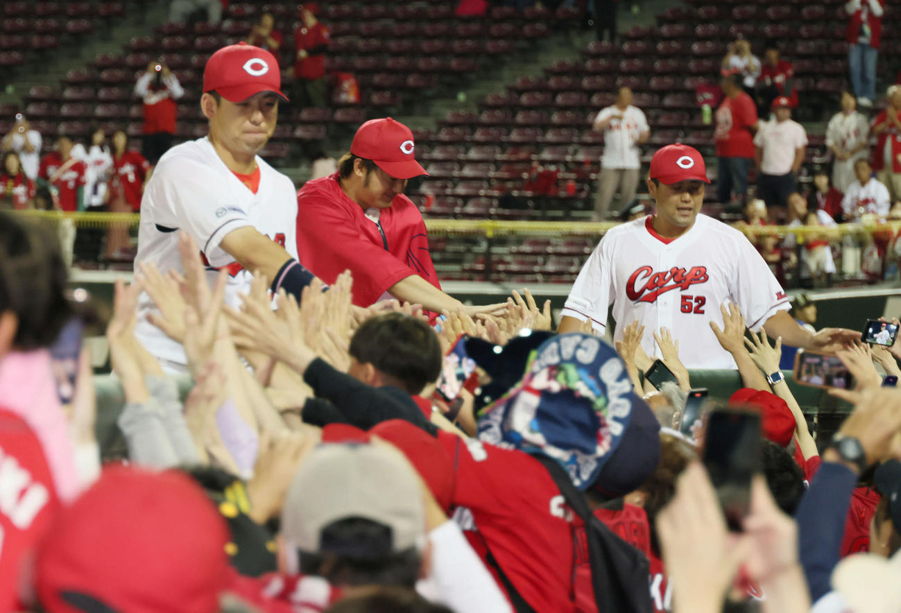 広島対阪神　阪神に勝ち、ファンとふれあう左から野間、床田、末包（撮影・加藤孝規）