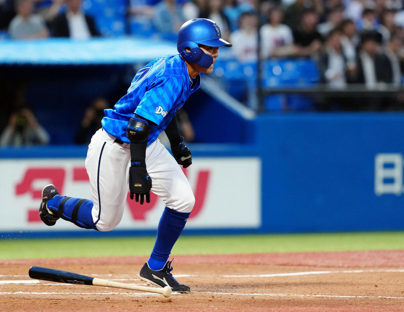 ヤクルト対DeNA 2回表DeNA1死二、三塁、右翼線に適時三塁打を放つ林（撮影・たえ見朱実）