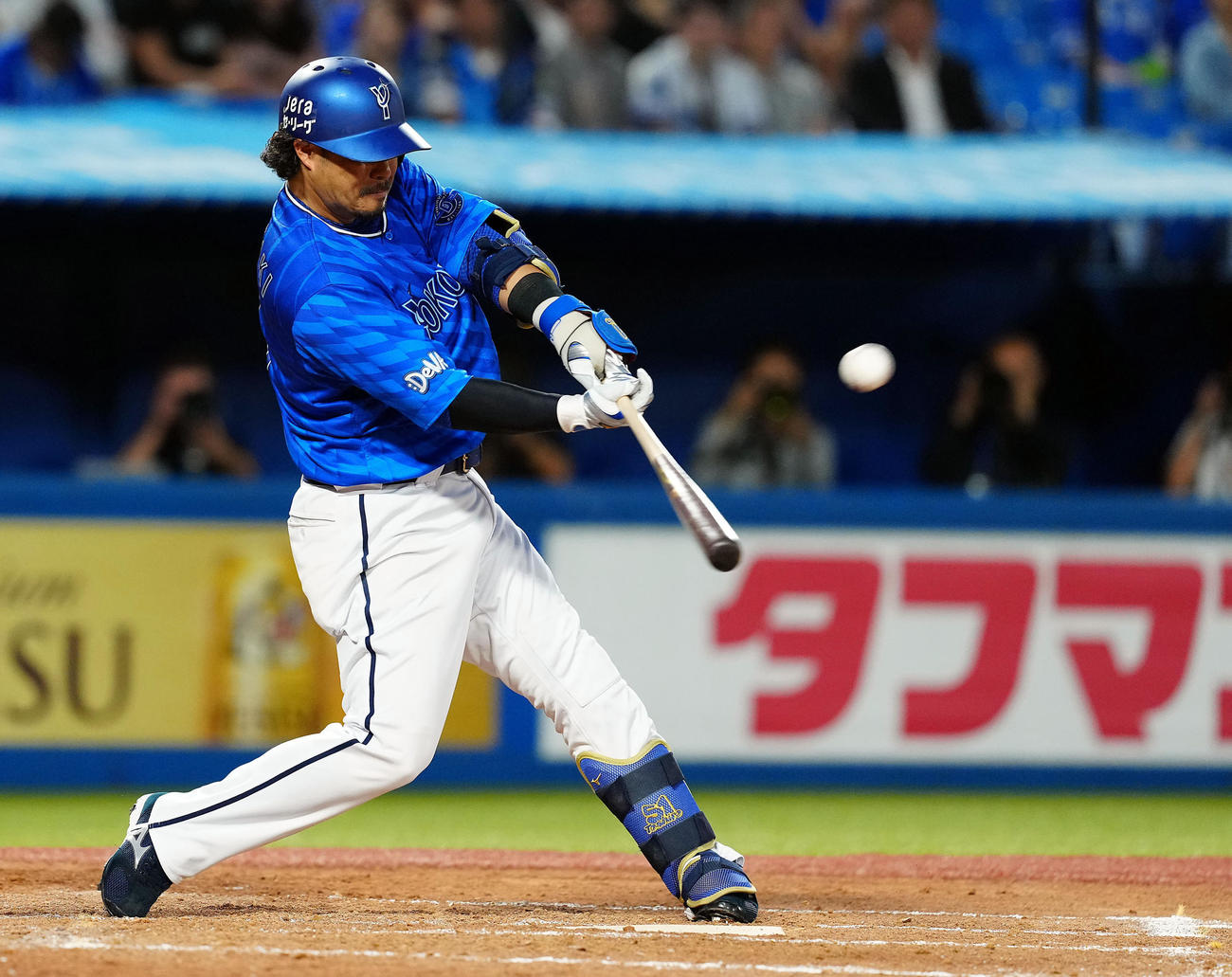 ヤクルト対DeNA 3回表DeNA2死、右越えにソロ本塁打を放つ宮崎（撮影・たえ見朱実）