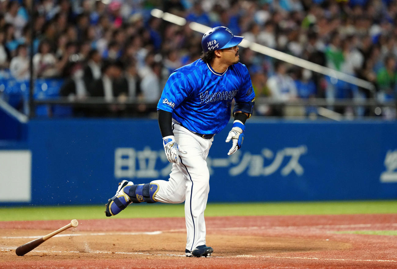 ヤクルト対DeNA 3回表DeNA2死、右越えにソロ本塁打を放ち打球の行方の行方を見る宮崎（撮影・たえ見朱実）