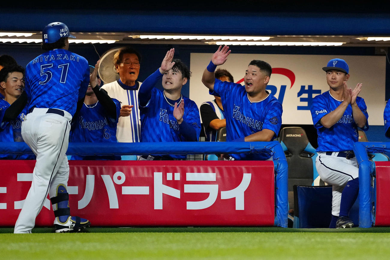 ヤクルト対DeNA 3回表DeNA2死、ソロ本塁打を放った宮崎敏郎を迎えるナイン（撮影・たえ見朱実）