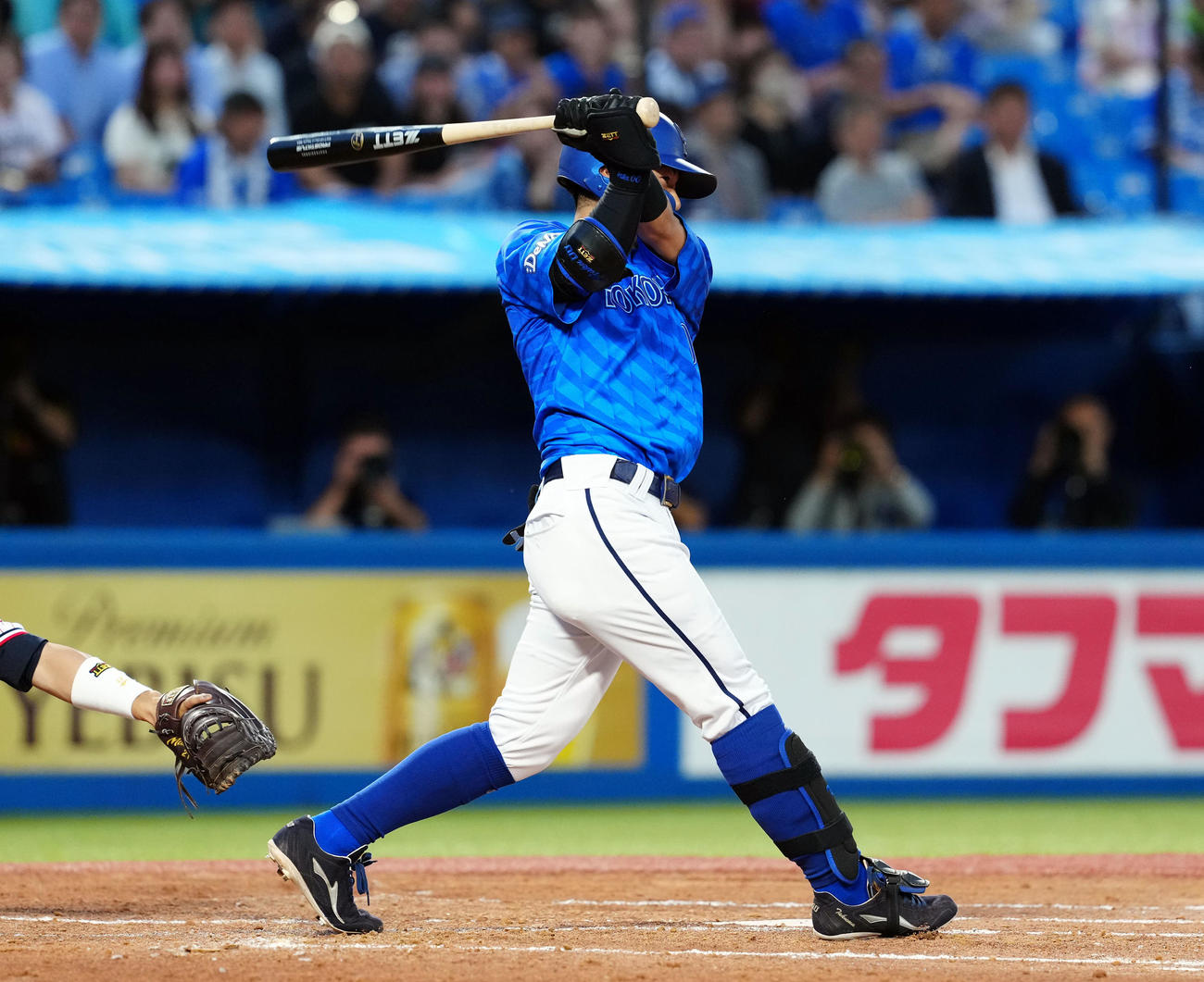 ヤクルト対DeNA 2回表DeNA1死二、三塁、右翼線に適時三塁打を放つ林（撮影・たえ見朱実）