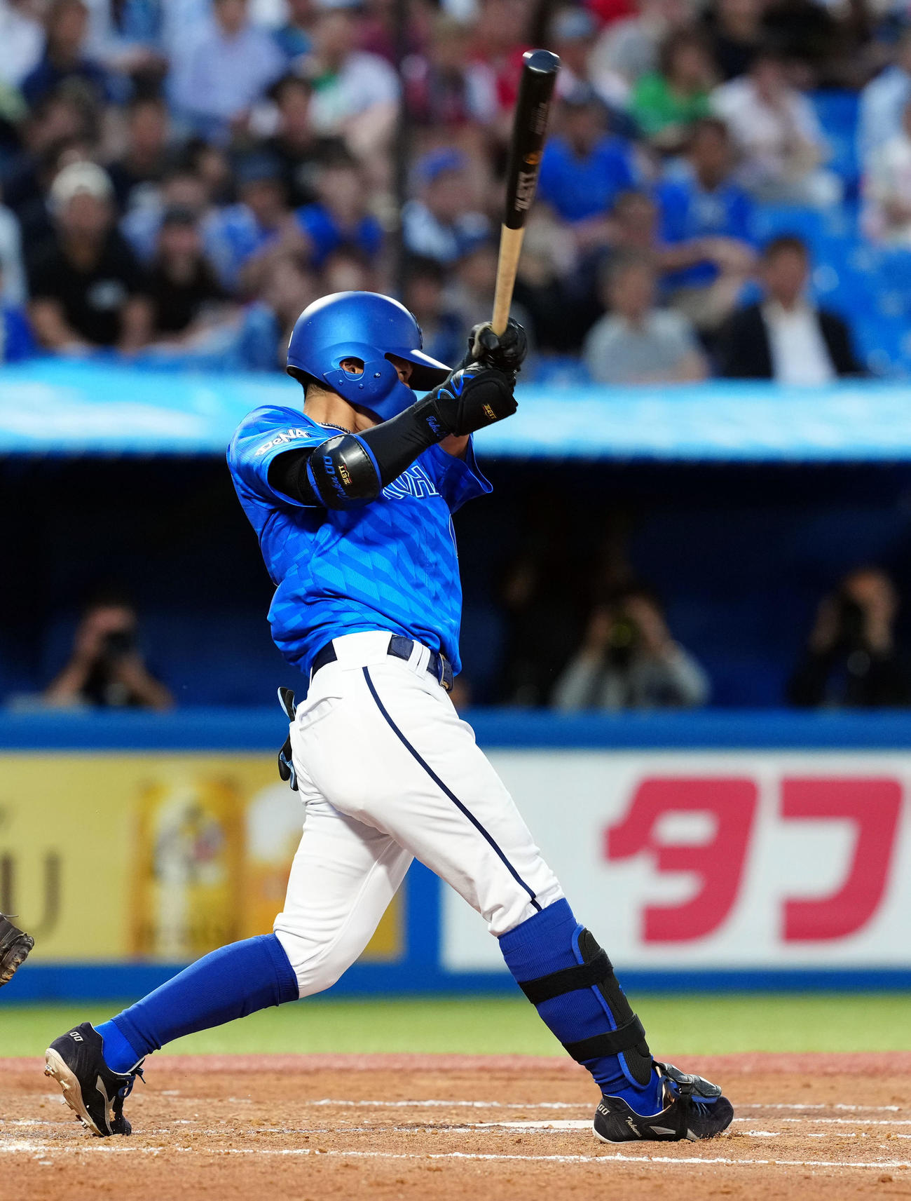 ヤクルト対DeNA 2回表DeNA1死二、三塁、右翼線に適時三塁打を放つ林（撮影・たえ見朱実）