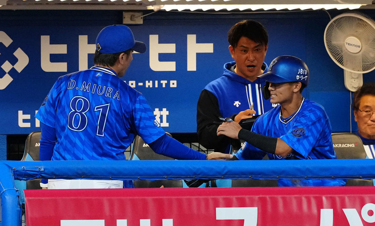 ヤクルト対DeNA 2回表、2点適時三塁打を放ったDeNA林（右）は三浦監督と握手をを交わす（撮影・たえ見朱実）