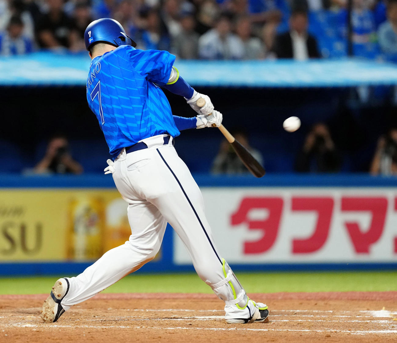 ヤクルト対DeNA 3回表DeNA1死、中越えにソロ本塁打を放つ佐野（撮影・たえ見朱実）