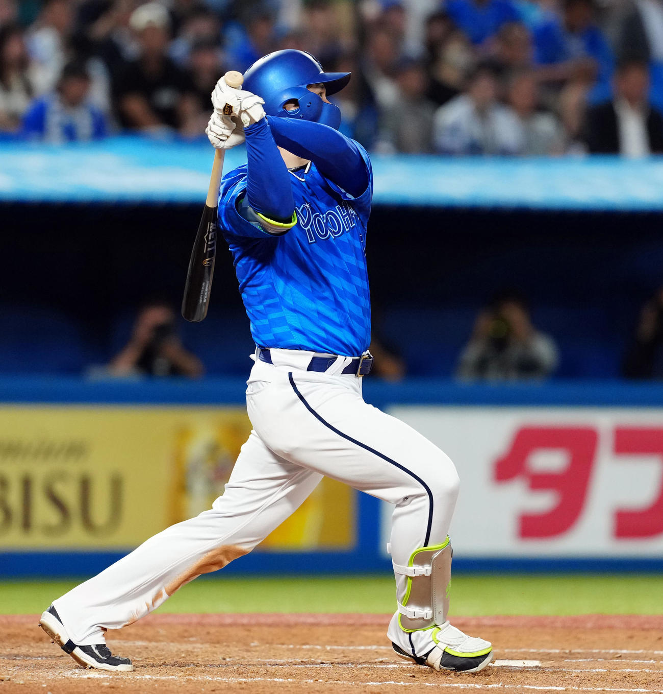 ヤクルト対DeNA 3回表DeNA1死、中越えにソロ本塁打を放つ佐野（撮影・たえ見朱実）