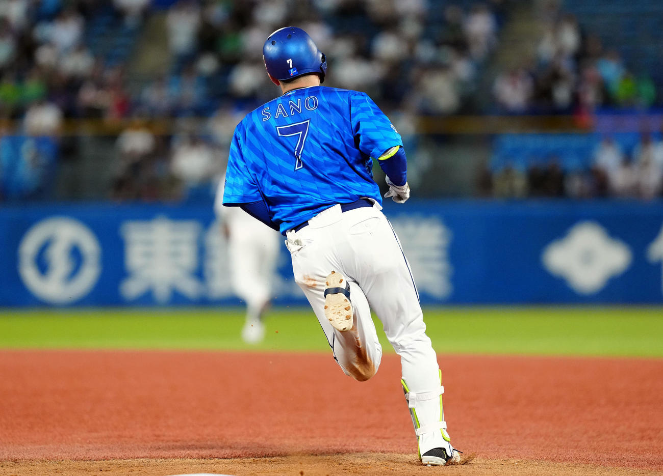 ヤクルト対DeNA 3回表DeNA1死、中越えにソロ本塁打を放ちダイヤモンドを回る佐野（撮影・たえ見朱実）