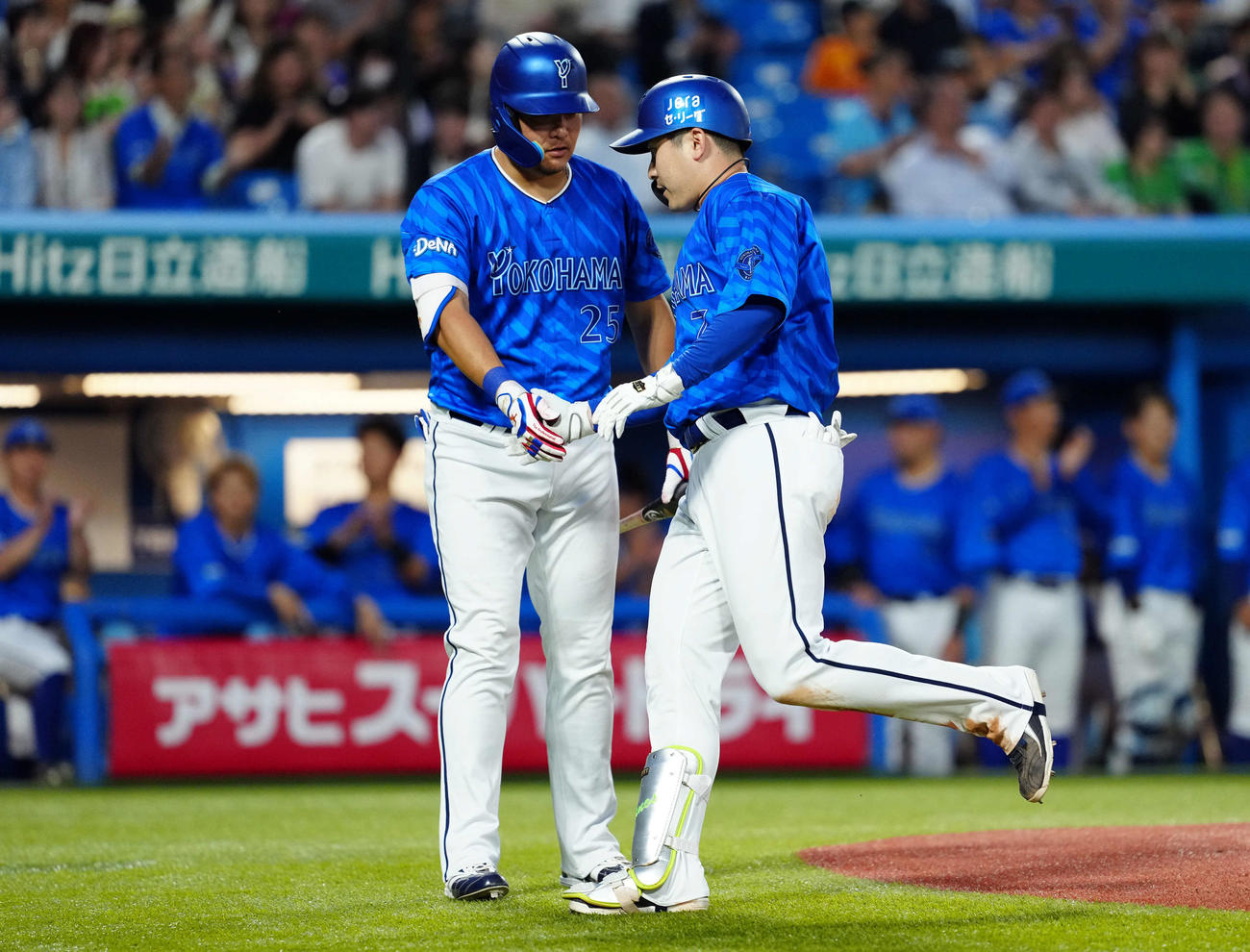 ヤクルト対DeNA 3回表DeNA1死、中越えにソロ本塁打を放ち筒香とタッチをする佐野（撮影・たえ見朱実）