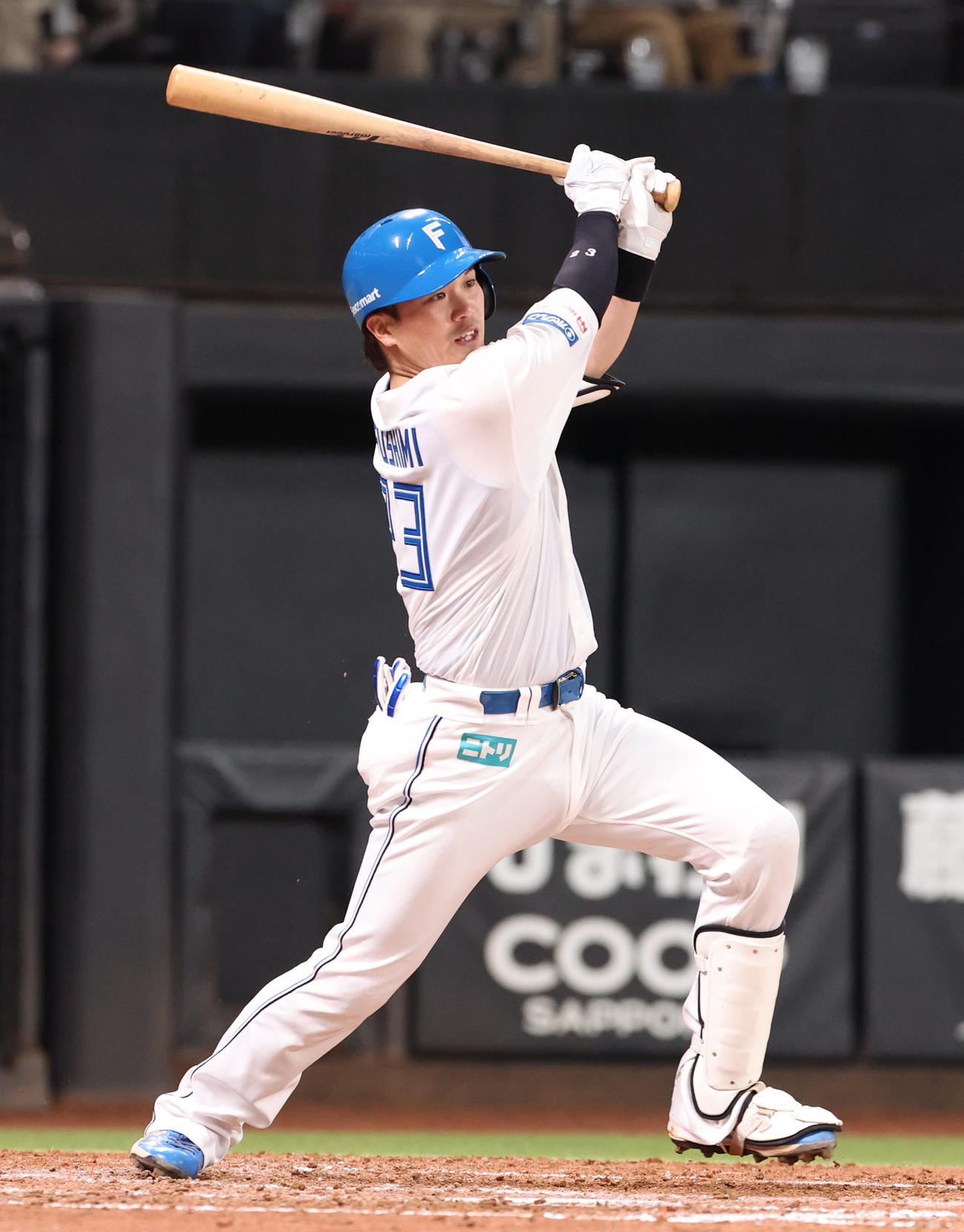 日本ハム対オリックス　4回裏日本ハム1死、伏見は右前打を放つ（撮影・佐藤翔太）