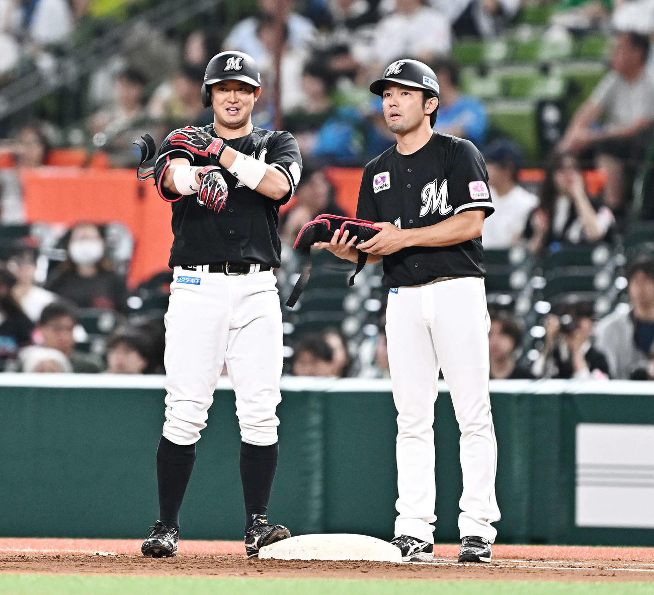 西武対ロッテ　1回表ロッテ1死二、三塁、佐藤（左）は中前適時打を放ち笑顔を見せる（撮影・滝沢徹郎）