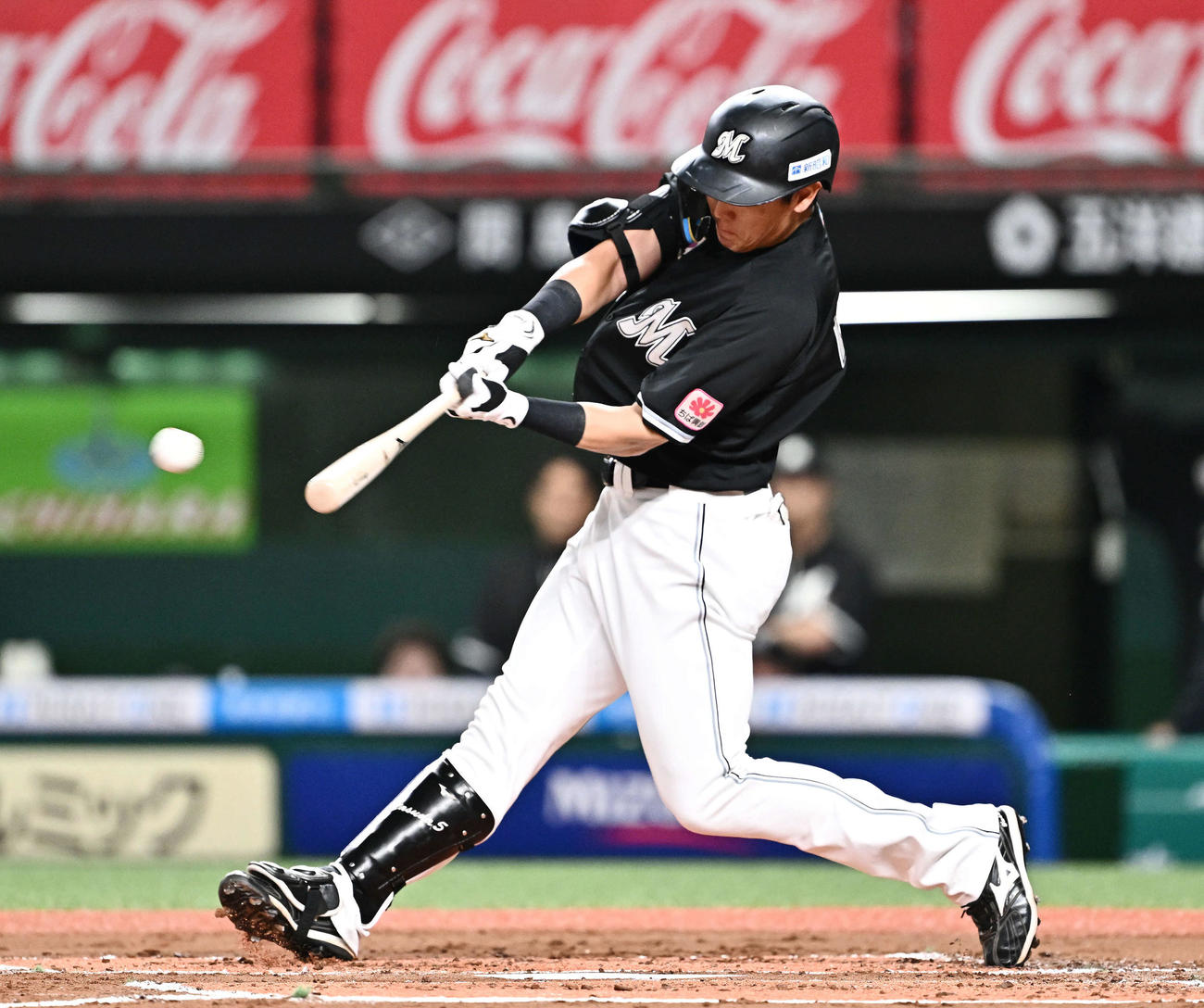 西武対ロッテ　1回表ロッテ1死一、三塁、安田は右翼に2点適時二塁打を放つ（撮影・滝沢徹郎）