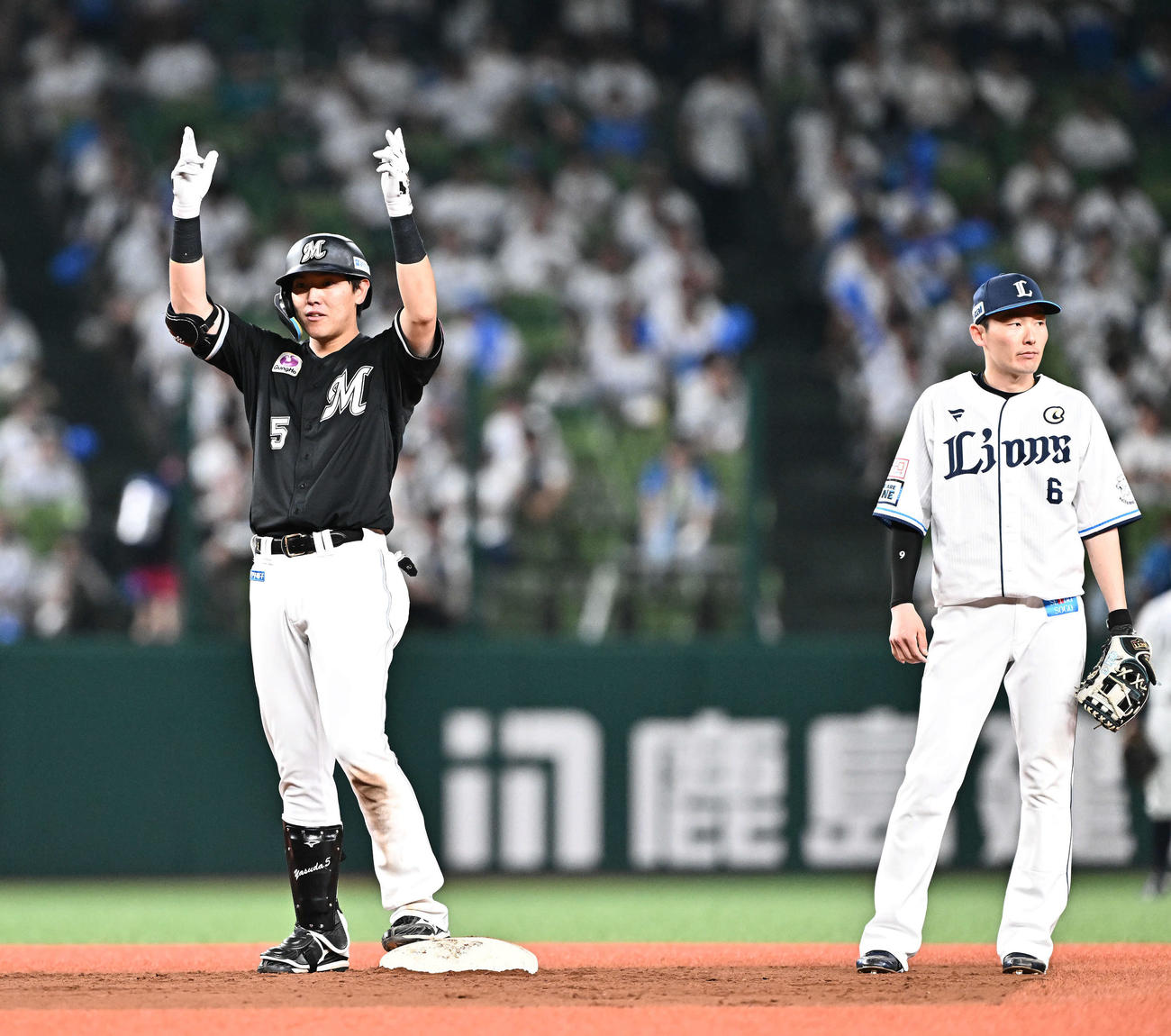 西武対ロッテ　7回表ロッテ1死一塁、安田（左）は右翼に二塁打を放ちベンチへ向かってポーズを決める。遊撃手源田（撮影・滝沢徹郎）