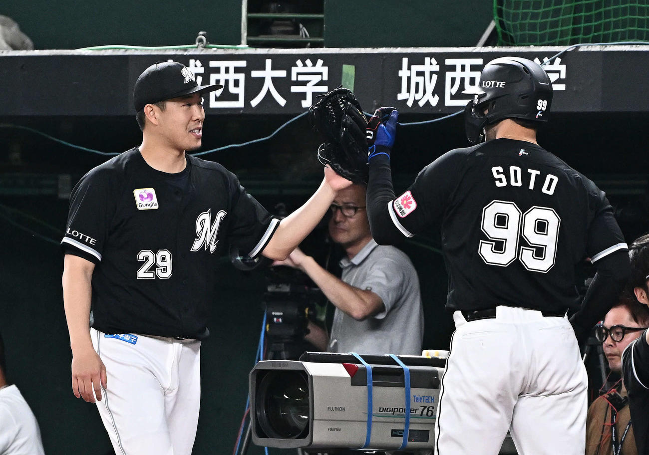 西武対ロッテ　1回表ロッテ1死満塁、中村奨の2点適時二塁打で生還したソト（右）は西野とタッチをかわす（撮影・滝沢徹郎）