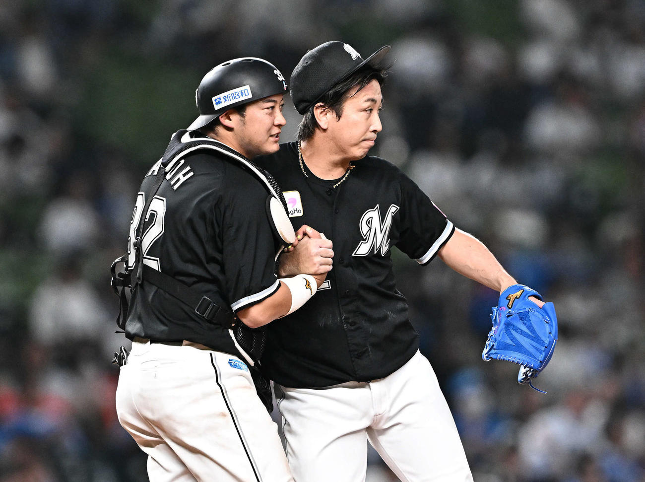 西武対ロッテ　9回裏、ロッテ4番手で登板し試合を締めた益田（右）は佐藤と握手を交わす（撮影・滝沢徹郎）